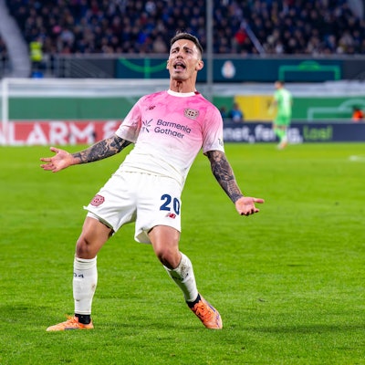 29.10.2025, Nordrhein-Westfalen, Paderborn: Fußball: DFB-Pokal, SC Paderborn 07 - Bayer Leverkusen, 2. Runde, Home Deluxe Arena: Álex Grimaldo (Bayer Leverkusen) jubelt nach seinem Tor zum 0:1. (zu dpa: «Kompanys Warnung vor Zauberfuß - «Rivalität lebt in Gruppe»») Foto: David Inderlied/dpa +++ dpa-Bildfunk +++