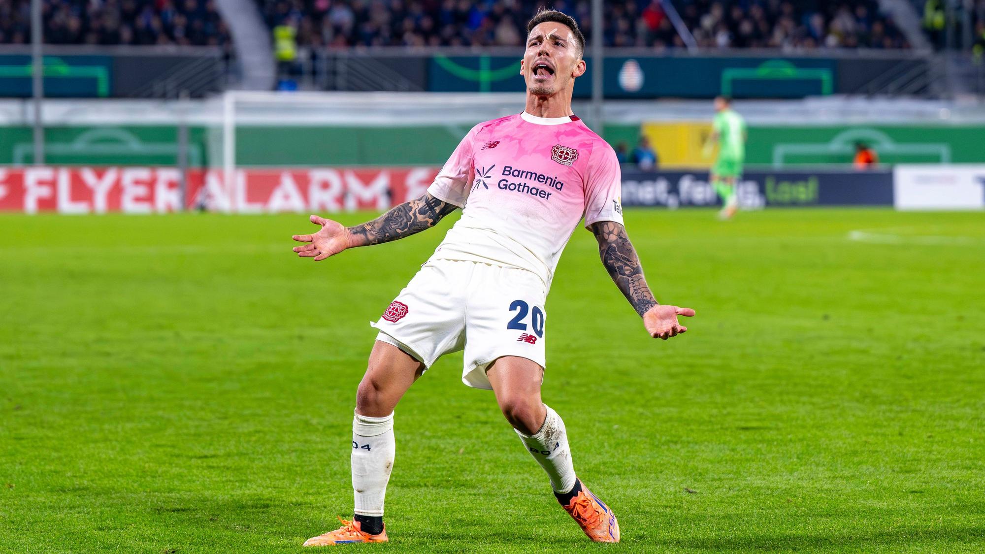 29.10.2025, Nordrhein-Westfalen, Paderborn: Fußball: DFB-Pokal, SC Paderborn 07 - Bayer Leverkusen, 2. Runde, Home Deluxe Arena: Álex Grimaldo (Bayer Leverkusen) jubelt nach seinem Tor zum 0:1. (zu dpa: «Kompanys Warnung vor Zauberfuß - «Rivalität lebt in Gruppe»») Foto: David Inderlied/dpa +++ dpa-Bildfunk +++