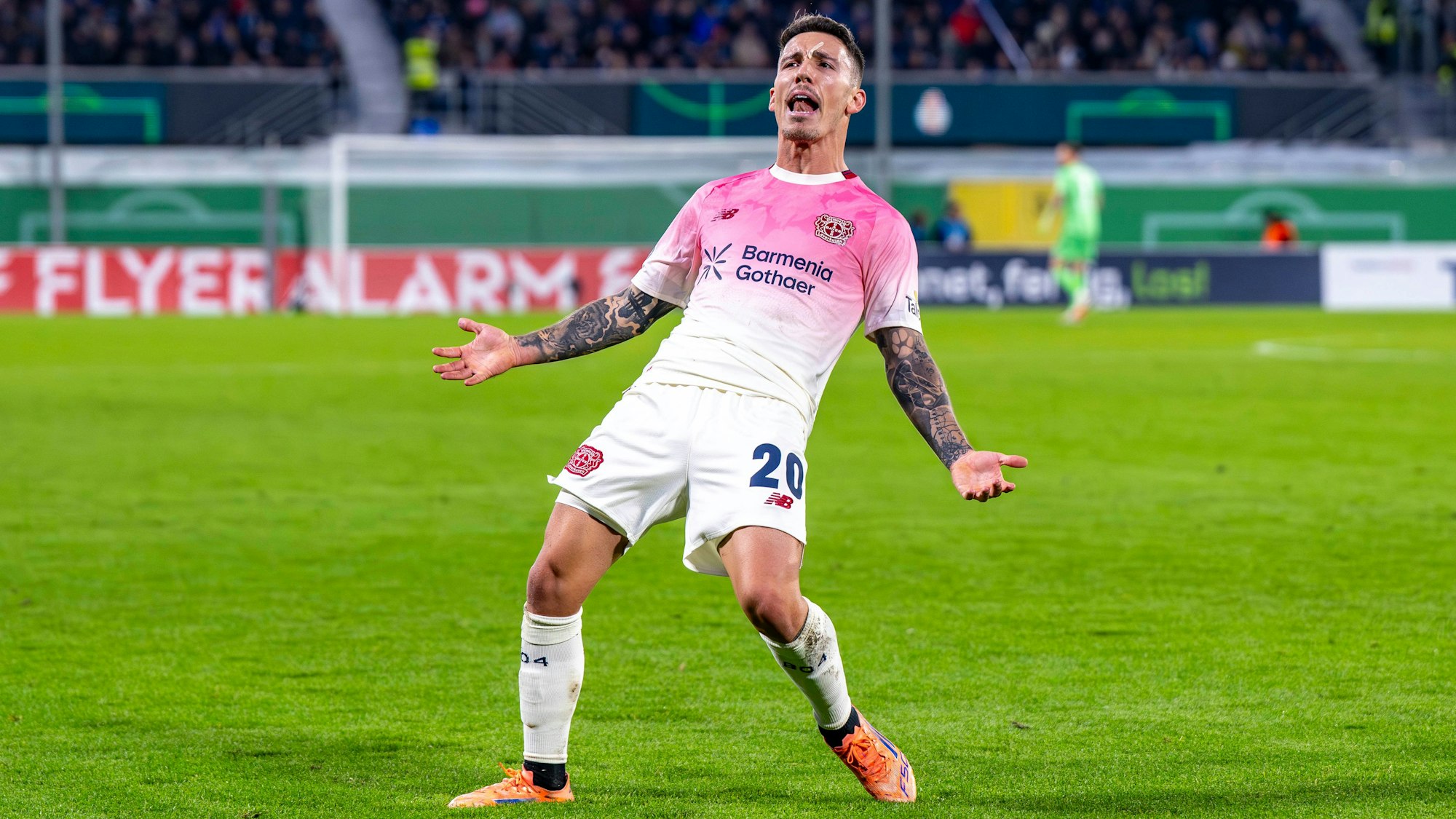 29.10.2025, Nordrhein-Westfalen, Paderborn: Fußball: DFB-Pokal, SC Paderborn 07 - Bayer Leverkusen, 2. Runde, Home Deluxe Arena: Álex Grimaldo (Bayer Leverkusen) jubelt nach seinem Tor zum 0:1. (zu dpa: «Kompanys Warnung vor Zauberfuß - «Rivalität lebt in Gruppe»») Foto: David Inderlied/dpa +++ dpa-Bildfunk +++