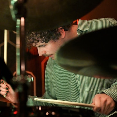 Der 26-jährige Schlagzeuger Felix Ambach, geboren und aufgewachsen in Bensheim, lebt in New York und feilt dort an seiner Musiker-Karriere.