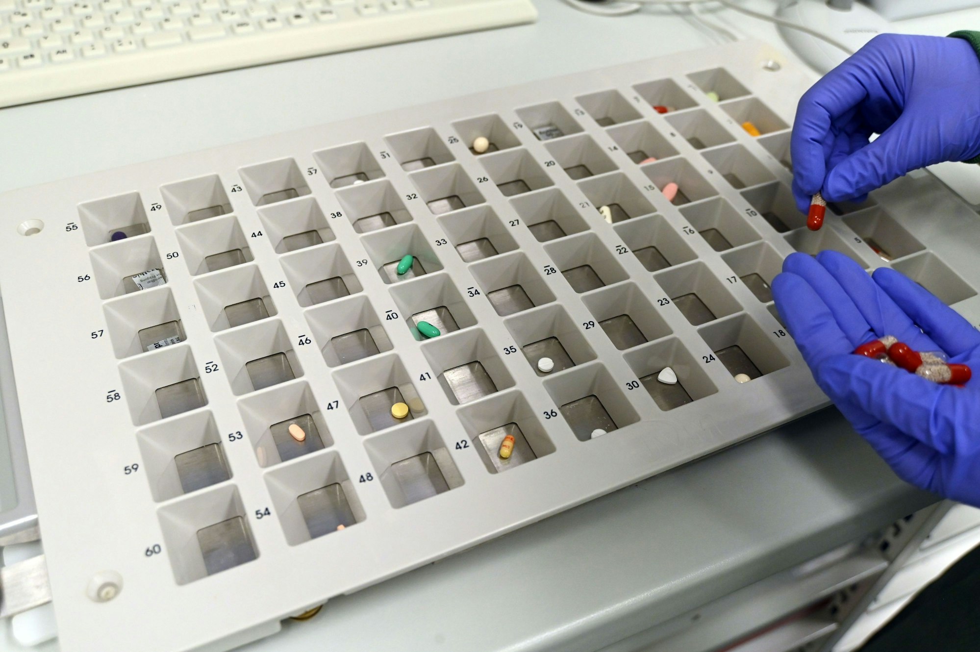 03.11.2025 Köln. Wie kommt das Medikament zum Patienten? Die Uniklinik Köln hat ein neues Unit-Dose-System entwickelt. Foto: Alexander Schwaiger