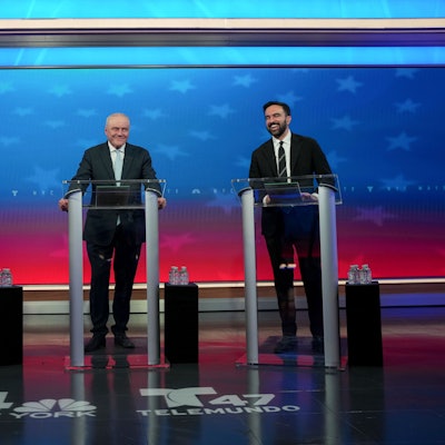 Der unabhängige Kandidat Andrew Cuomo (l-r), der republikanische Kandidat Curtis Sliwa und der demokratische Kandidat Zohran Mamdani nehmen an einer Bürgermeisterdebatte teil.