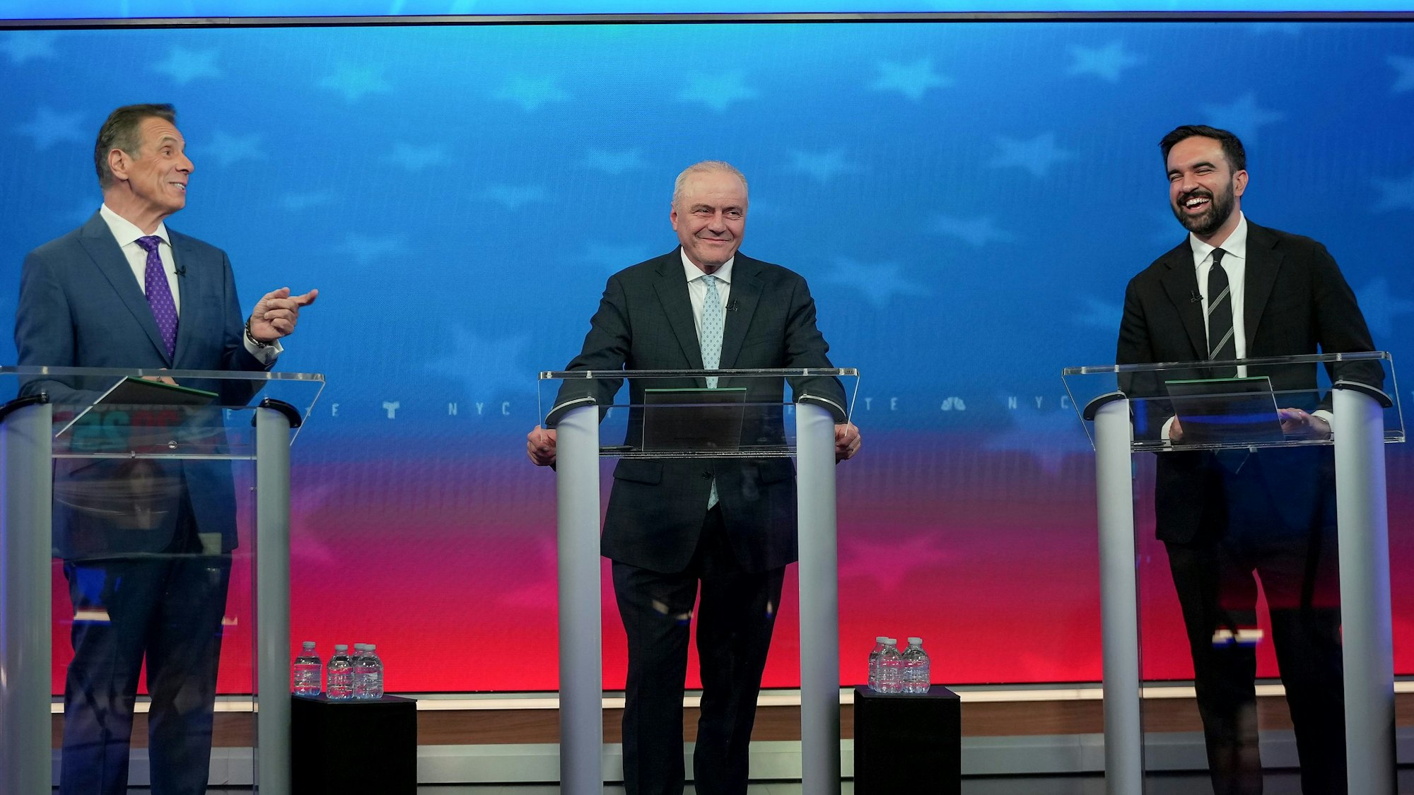 Der unabhängige Kandidat Andrew Cuomo (l-r), der republikanische Kandidat Curtis Sliwa und der demokratische Kandidat Zohran Mamdani nehmen an einer Bürgermeisterdebatte teil.