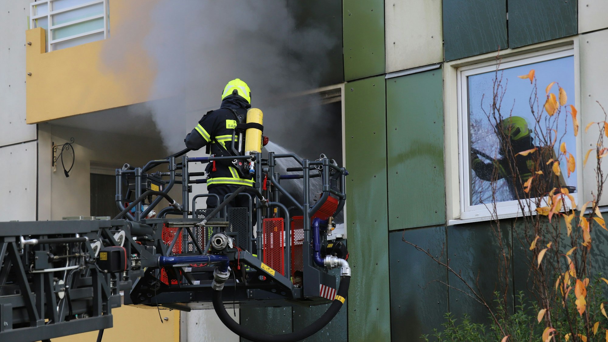 Bei einem Brand im ersten Obergeschoss eines Hochhauses sind acht Menschen verletzt worden, drei Kinder mittelschwer.