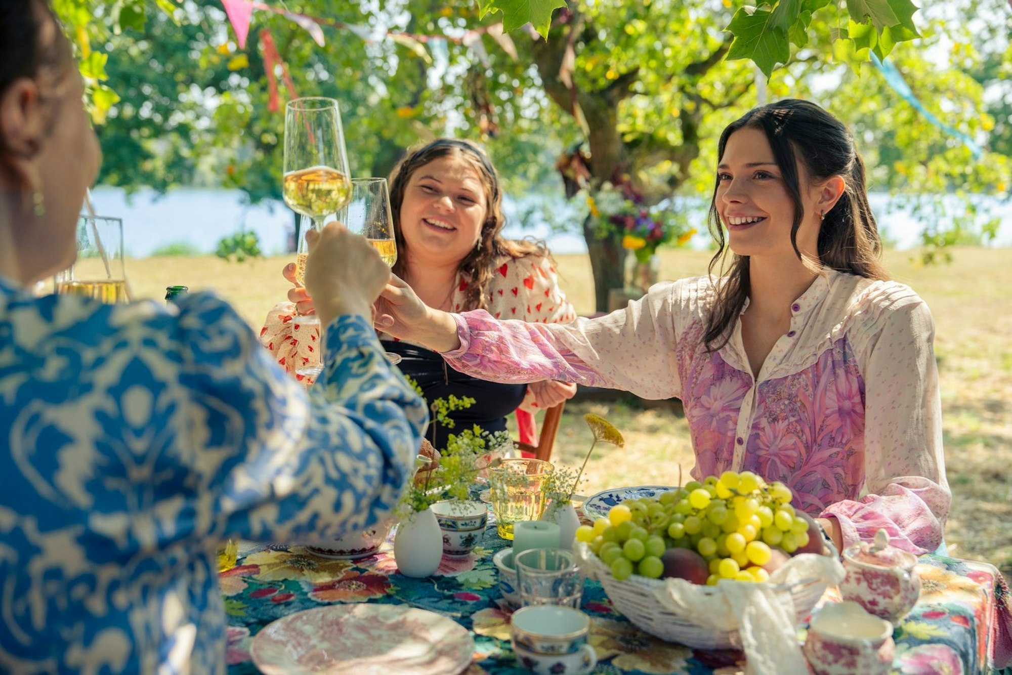 Es gibt etwas zu feiern: Ruby (Harriet Herbig-Matten) wurde an der Universität in Oxford angenommen. (Bild: Prime Video / Stephan Rabold)