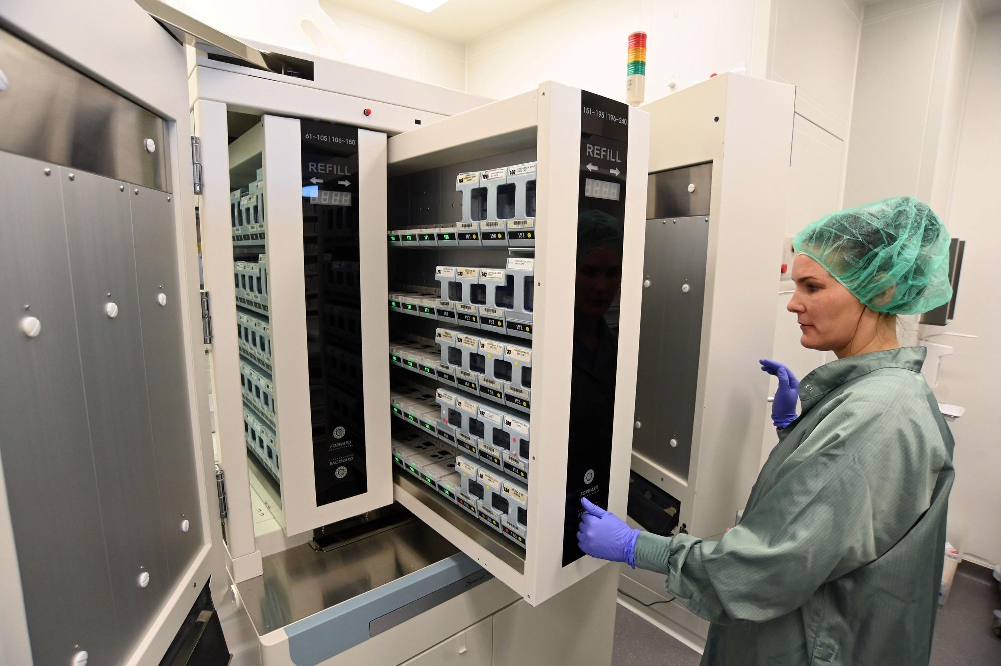 03.11.2025 Köln. Wie kommt das Medikament zum Patienten? Die Uniklinik Köln hat ein neues Unit-Dose-System entwickelt. Foto: Alexander Schwaiger