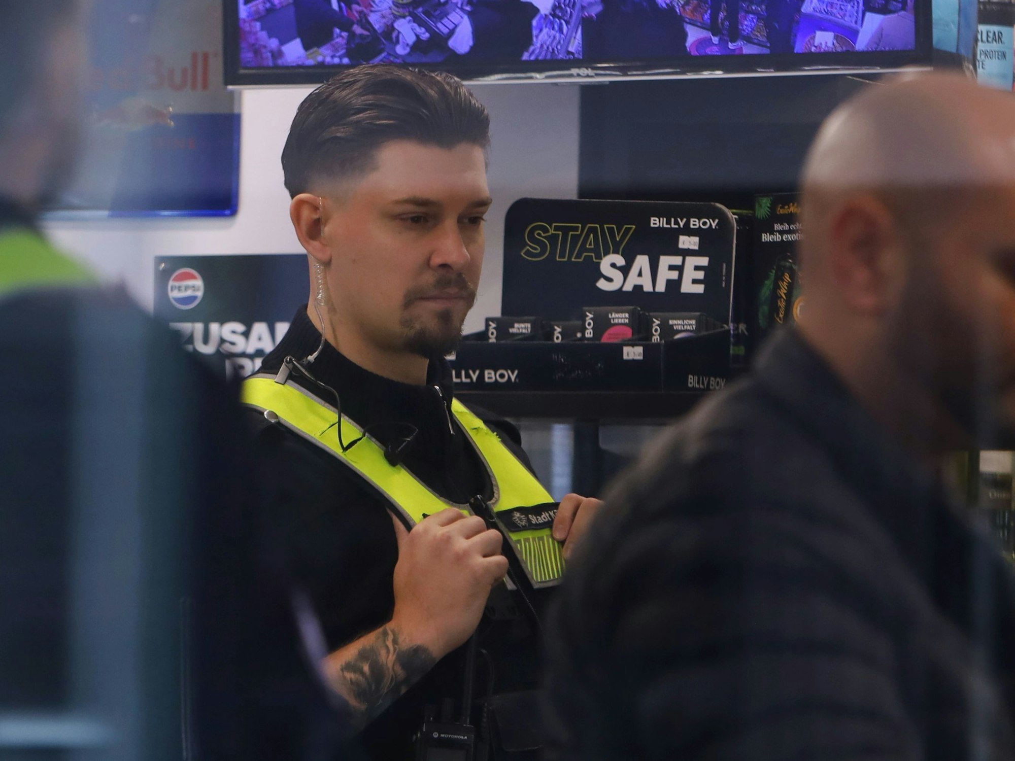 04.11.2025, Köln: Polizei und Stadt kontrollieren Kioske vor dem 11.11. - und schicken jugendliche Testkäufer vor. Foto: Arton Krasniqi