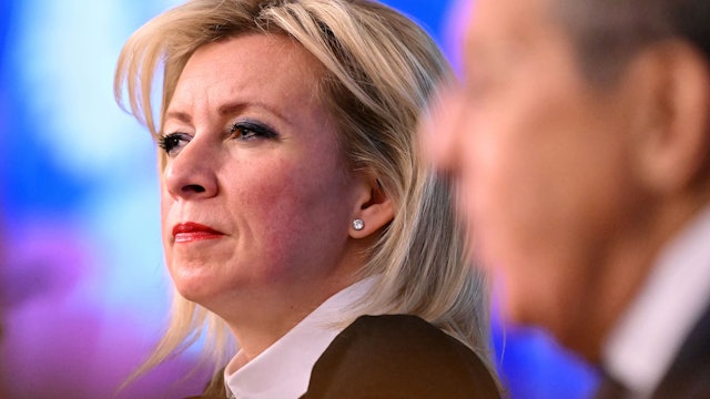 Maria Sacharowa ist die Sprecherin des russischen Außenministeriums. Im Vordergrund ist schemenhaft Außenminister Sergej Lawrow zu sehen. (Archivbild)