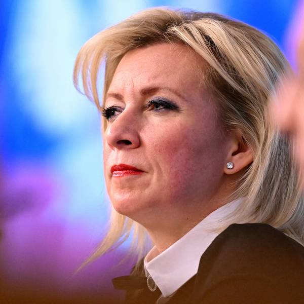 Maria Sacharowa ist die Sprecherin des russischen Außenministeriums. Im Vordergrund ist schemenhaft Außenminister Sergej Lawrow zu sehen. (Archivbild)