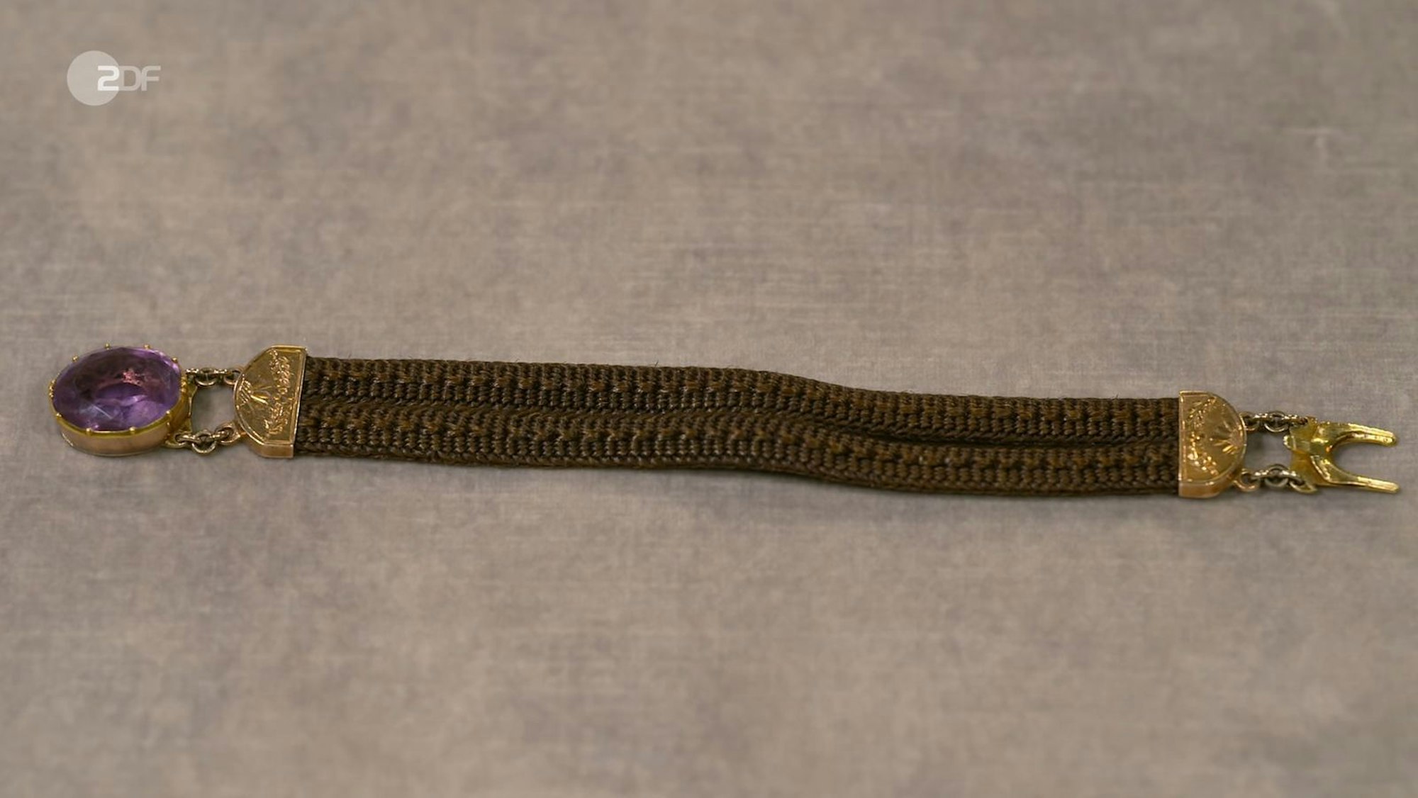 Der Echthaar-Schmuck aus dem Biedermeier (1836) präsentierte sich im „Super-Zustand“ und wurde von Patrick Lessmann mit 300 Euro bewertet. (Bild: ZDF)