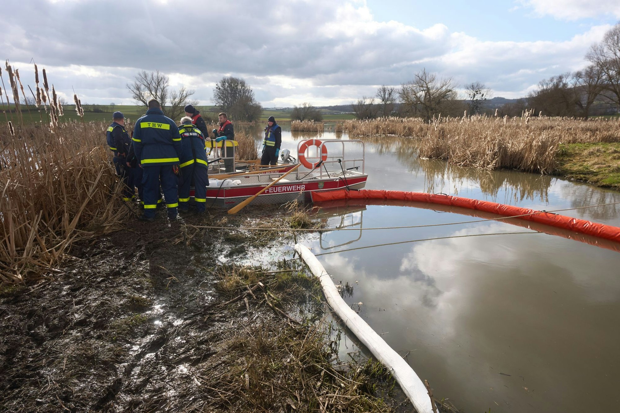 Bei Unfällen gelangen immer wieder Schadstoffe ins Wasser. (Symbolbild)