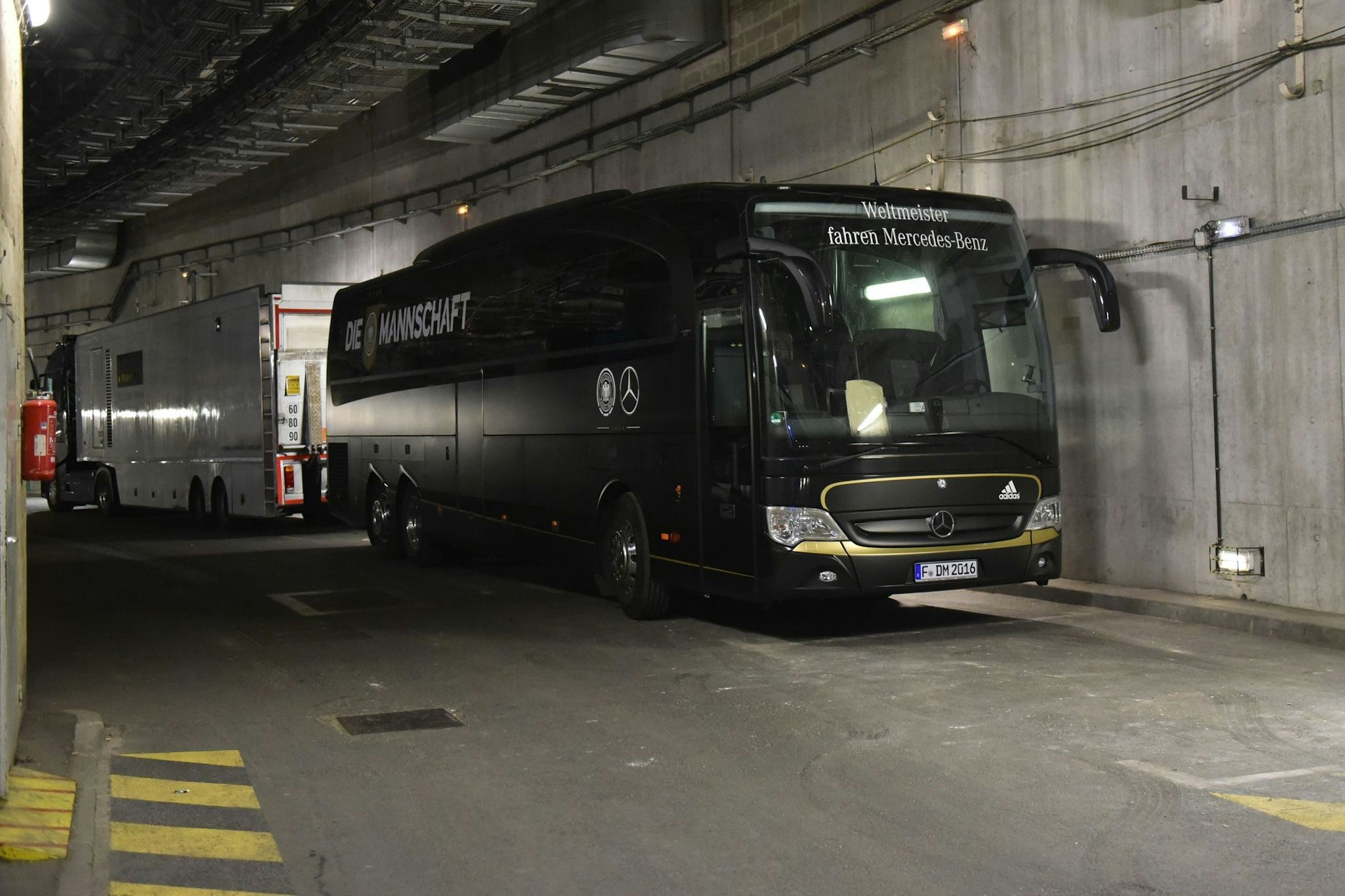 Der deutsche Mannschaftsbus blieb nach den Anschlägen in Paris lange in den Katakomben des Stade de France (Archivbild).
