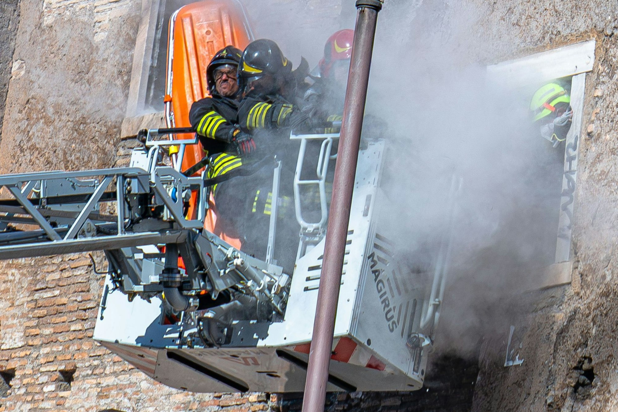 Während des Rettungseinsatzes der Feuerwehr stürzte ein weiterer Teil des Turms ein.