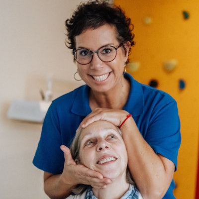 Eine Physiotherapeutin behandelt eine Patientin.