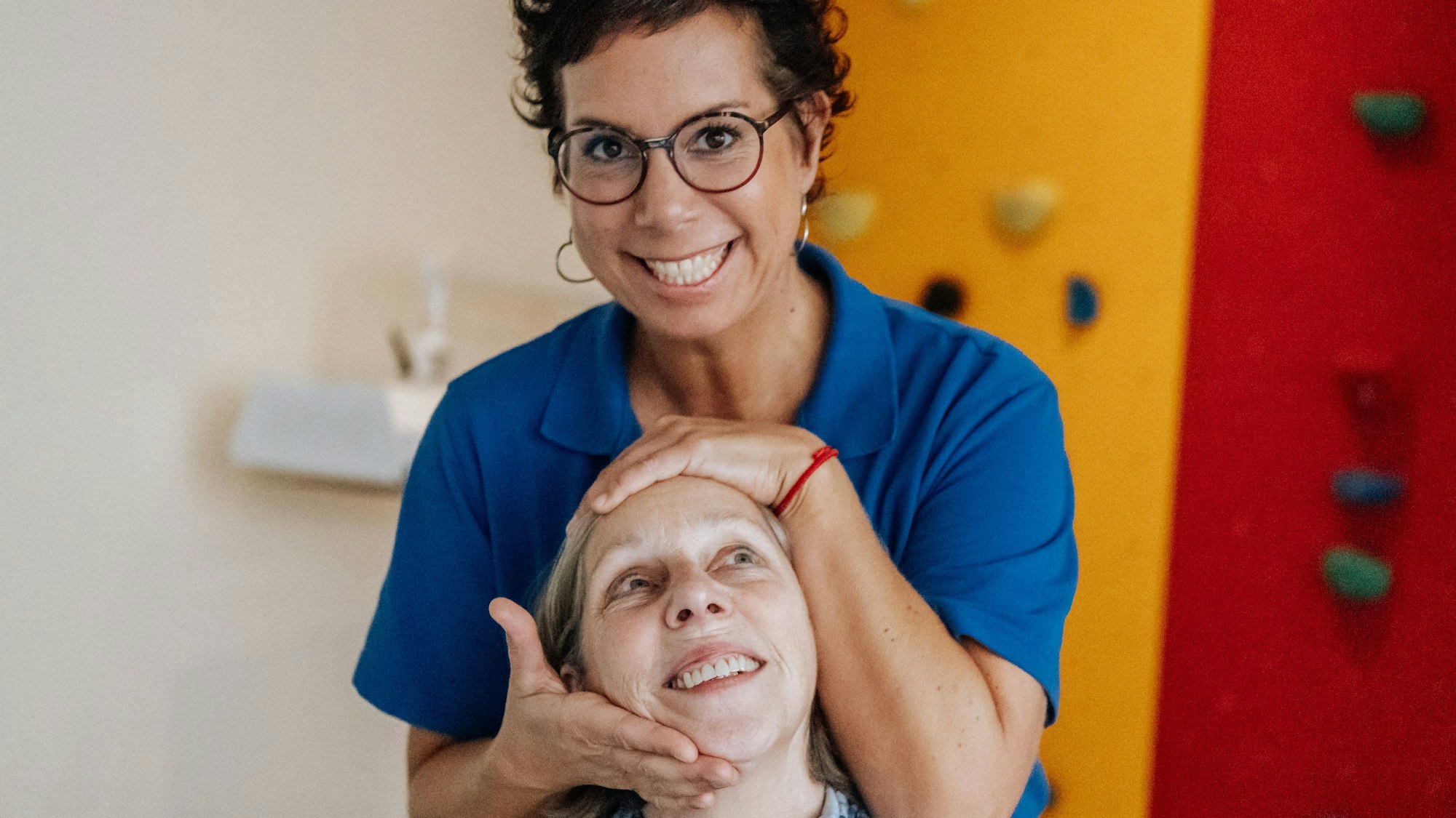 Eine Physiotherapeutin behandelt eine Patientin.