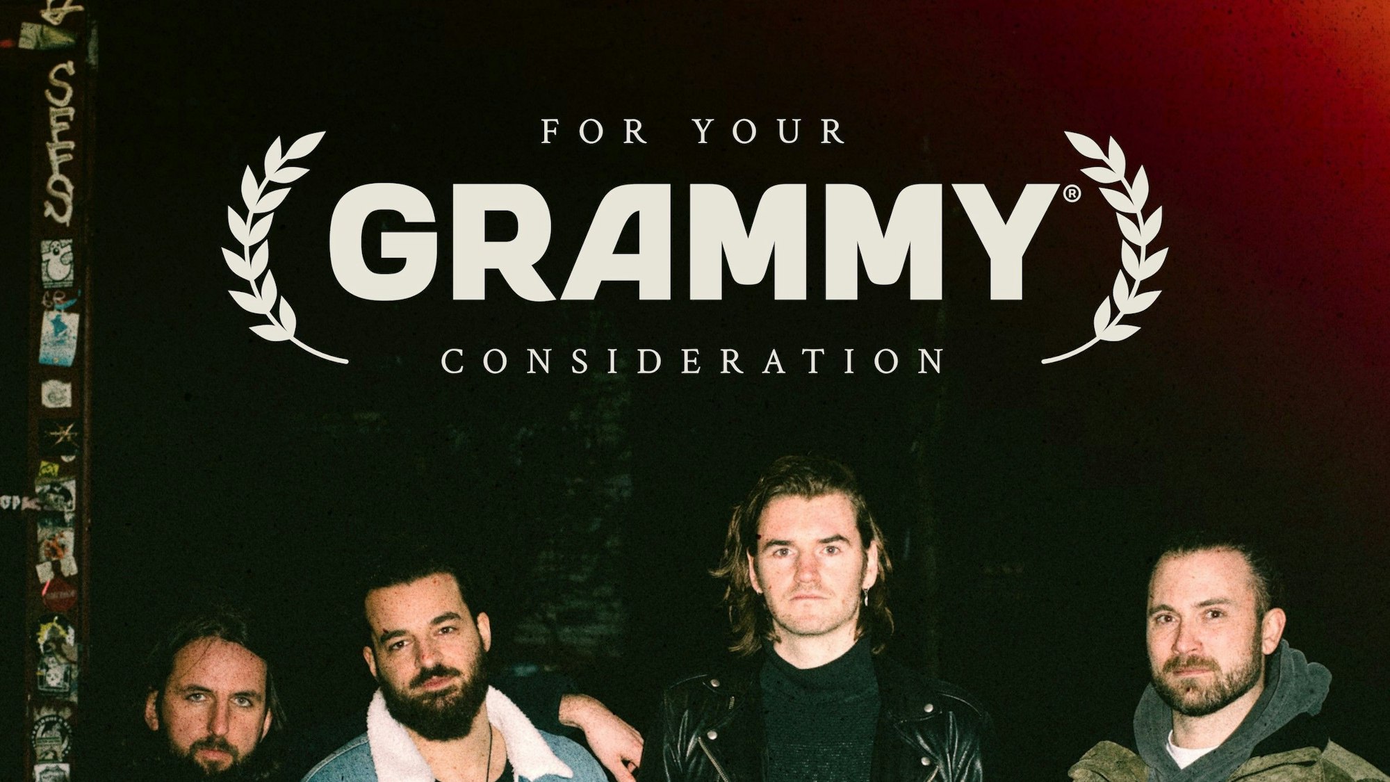 Vier Mitglieder der Rockband Plainride stehen zusammen.