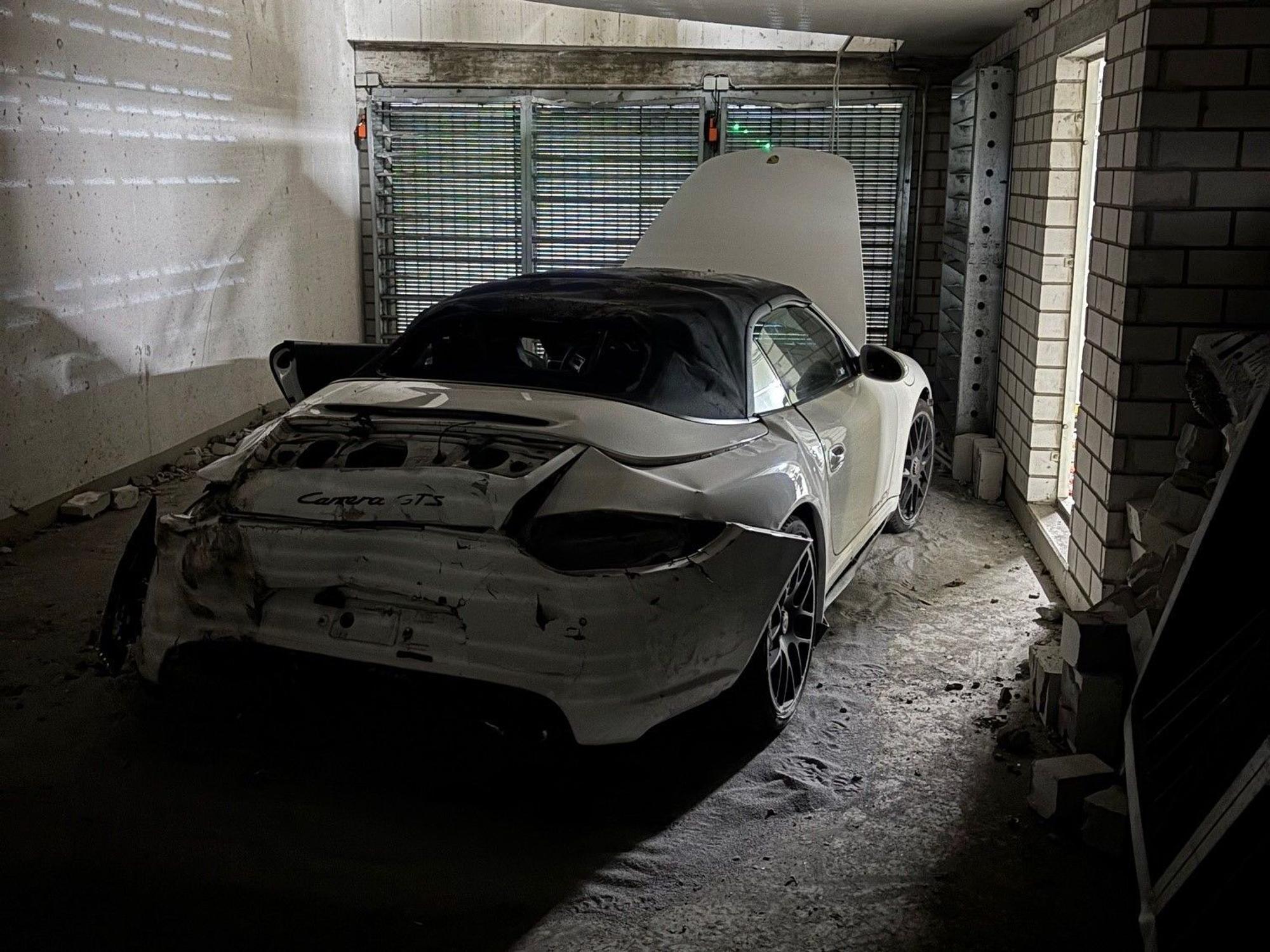 Nach dem Zwischenfall in der Ludwigsburger Tiefgarage ist das Auto nur noch Schrott.