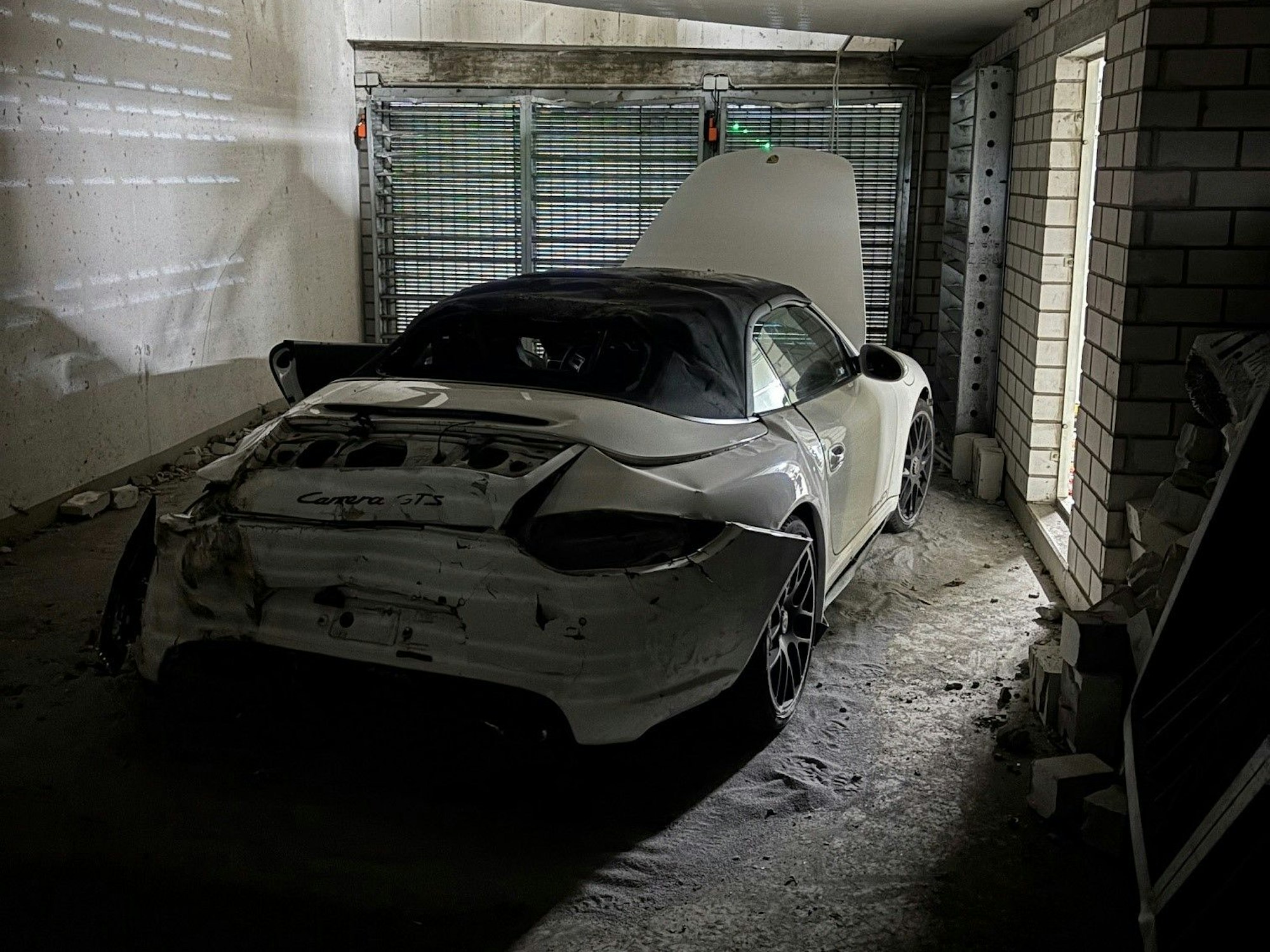 Nach dem Zwischenfall in der Ludwigsburger Tiefgarage ist das Auto nur noch Schrott.