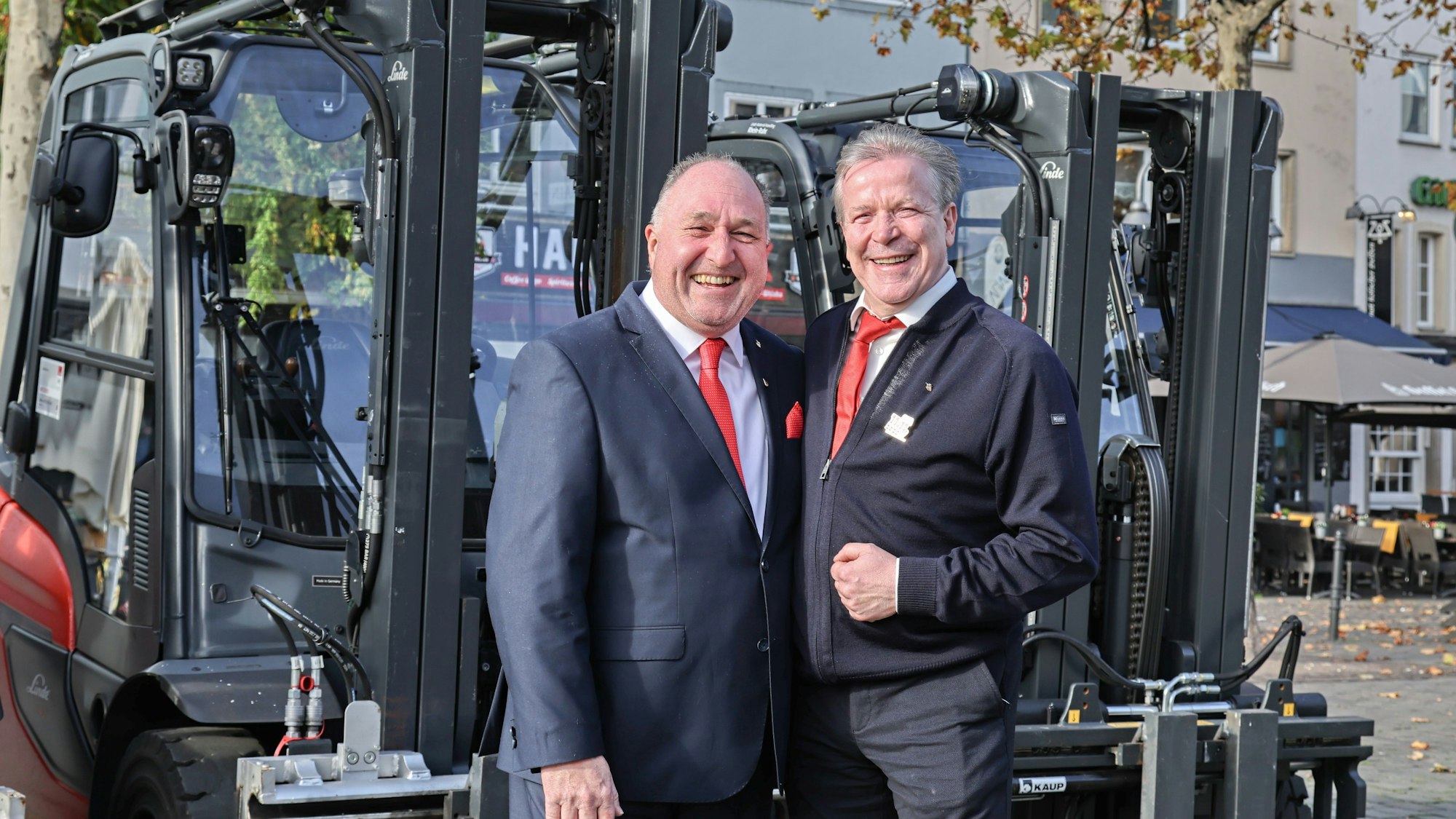 Ralf Schlegelmilch und Christoph Kuckelkorn stehen auf dem Heumarkt.