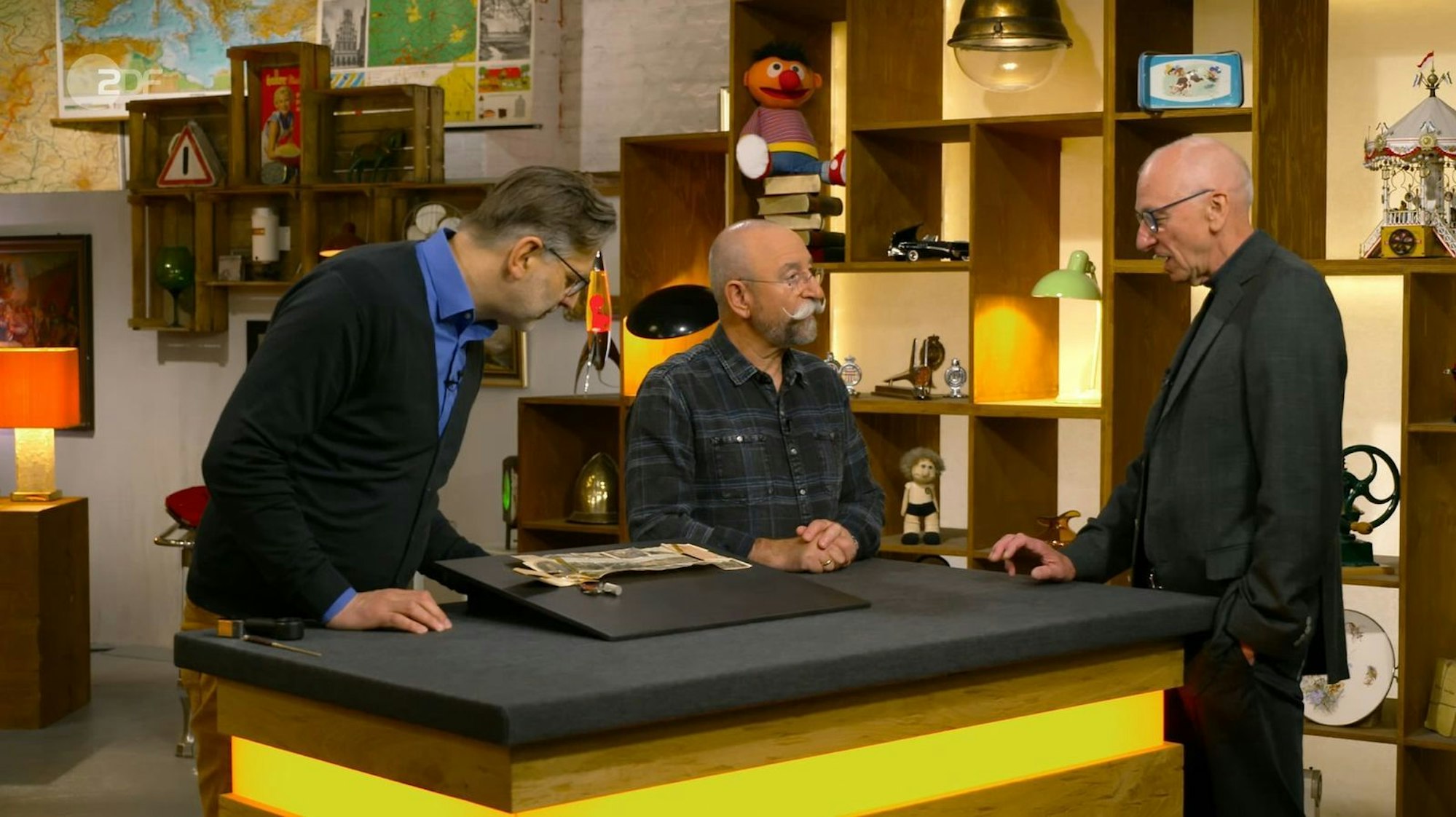 Eugen präsentierte ein Souvenir aus dem Münchner Hofbräuhaus. Das leicht zerfledderte Prospekt erzählte die Geschichte des 1589 von Wilhelm dem Frommen gegründeten Brauhauses.
(Bild: ZDF)