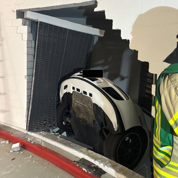 3.11.2025: In Ludwigsburg ist ein Porsche in der Rathaustiefgarage gestrandet.