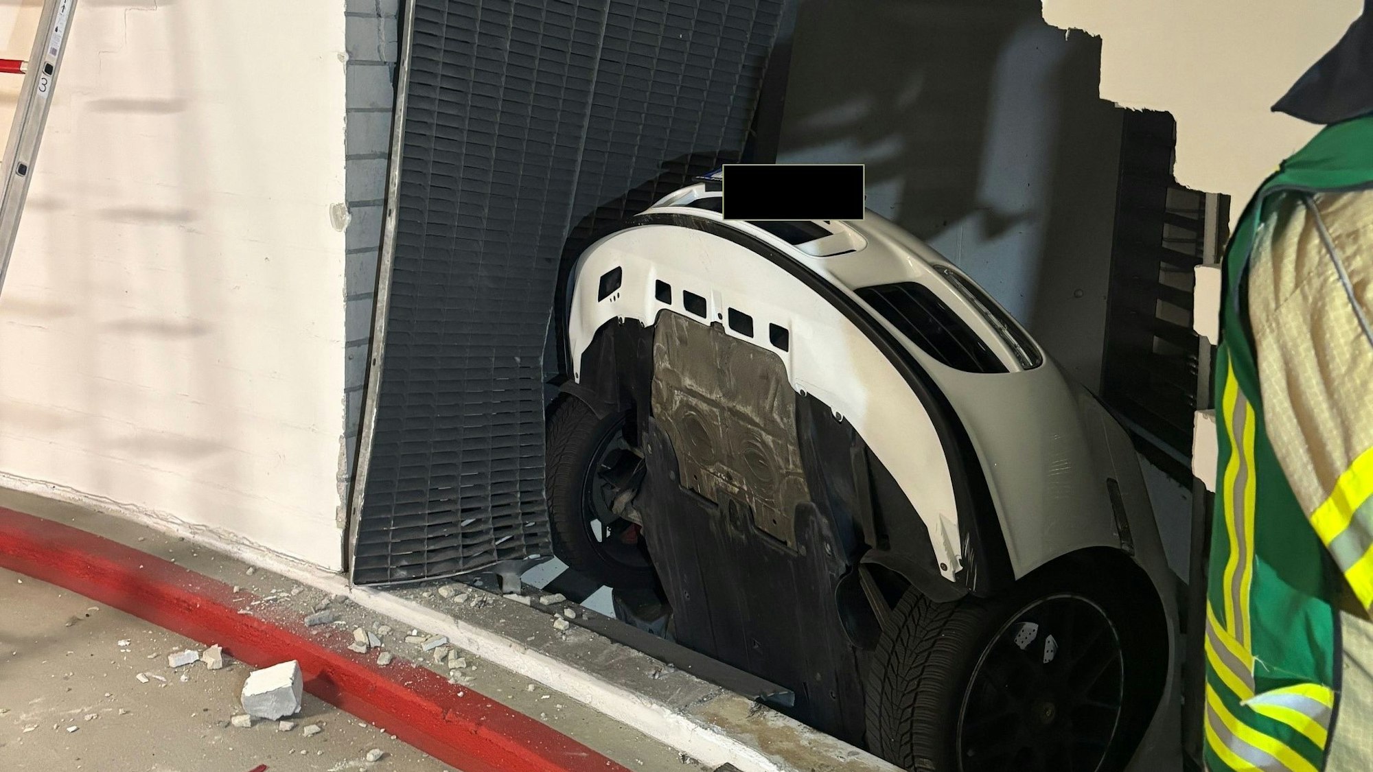 3.11.2025: In Ludwigsburg ist ein Porsche in der Rathaustiefgarage gestrandet.