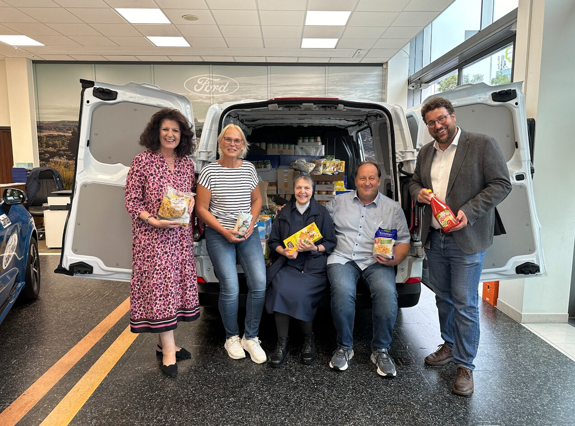 Übergabe der Lebensmittel bei einem Ford Händlerbetrieb an eine gemeinnützige Organisation