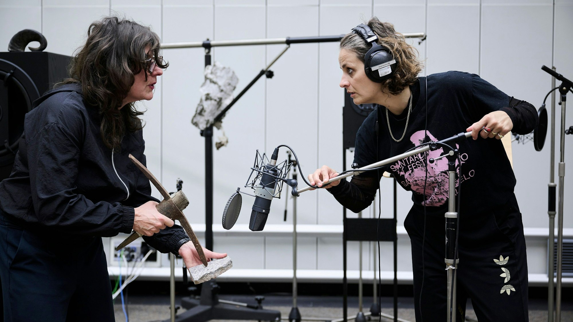 „Making of: Menschheit“ von Philine Velhagen (l.) und Felizitas Stilleke kommt im Hörspielstudio des Deutschlandfunk zur Aufführung.