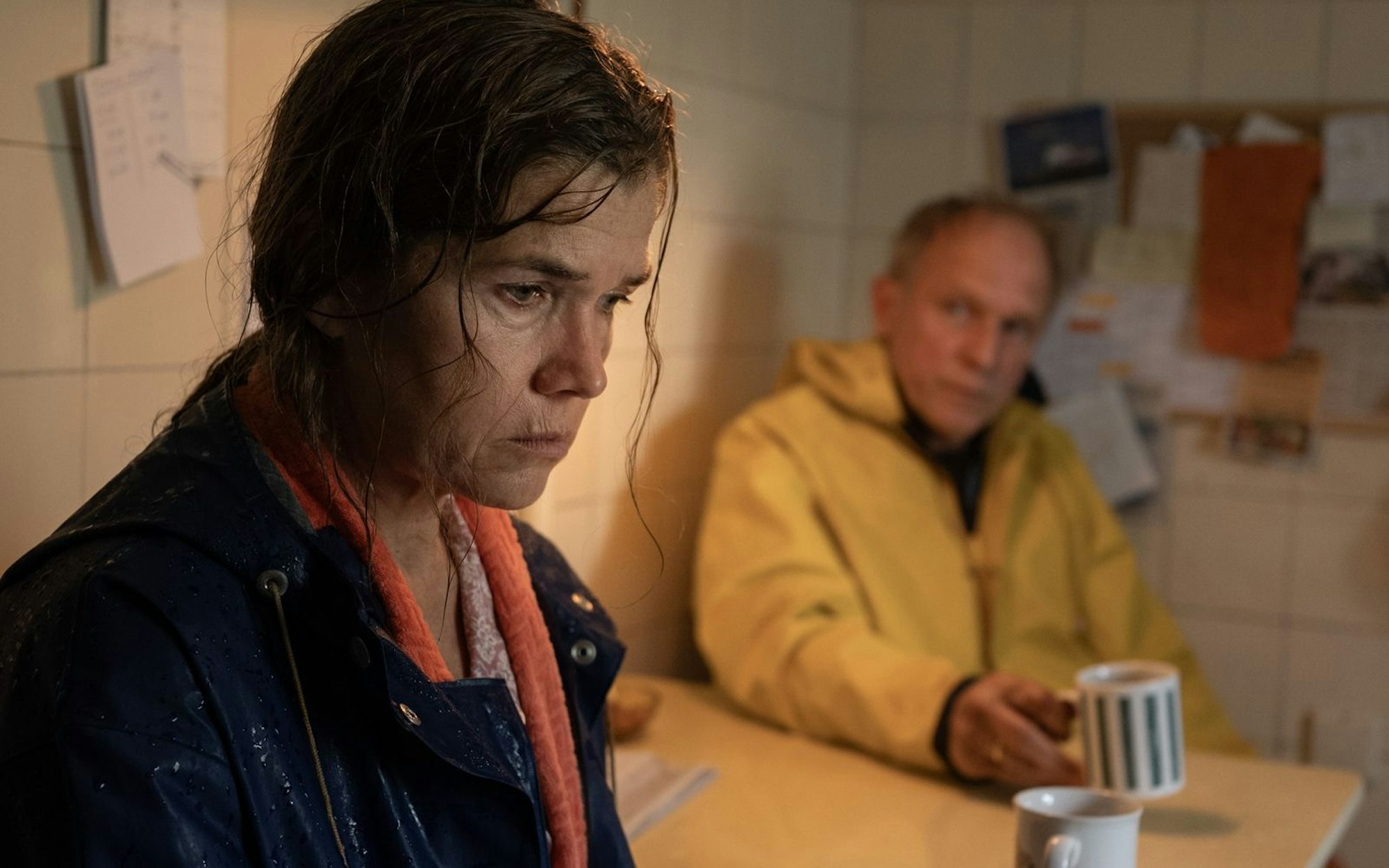 Das Ehepaar Rita (Anke Engelke) und Hans (Ulrich Tukur) hat verlernt, richtig miteinander zu sprechen. (Bild: Majestic/Daniel Gottschalk)