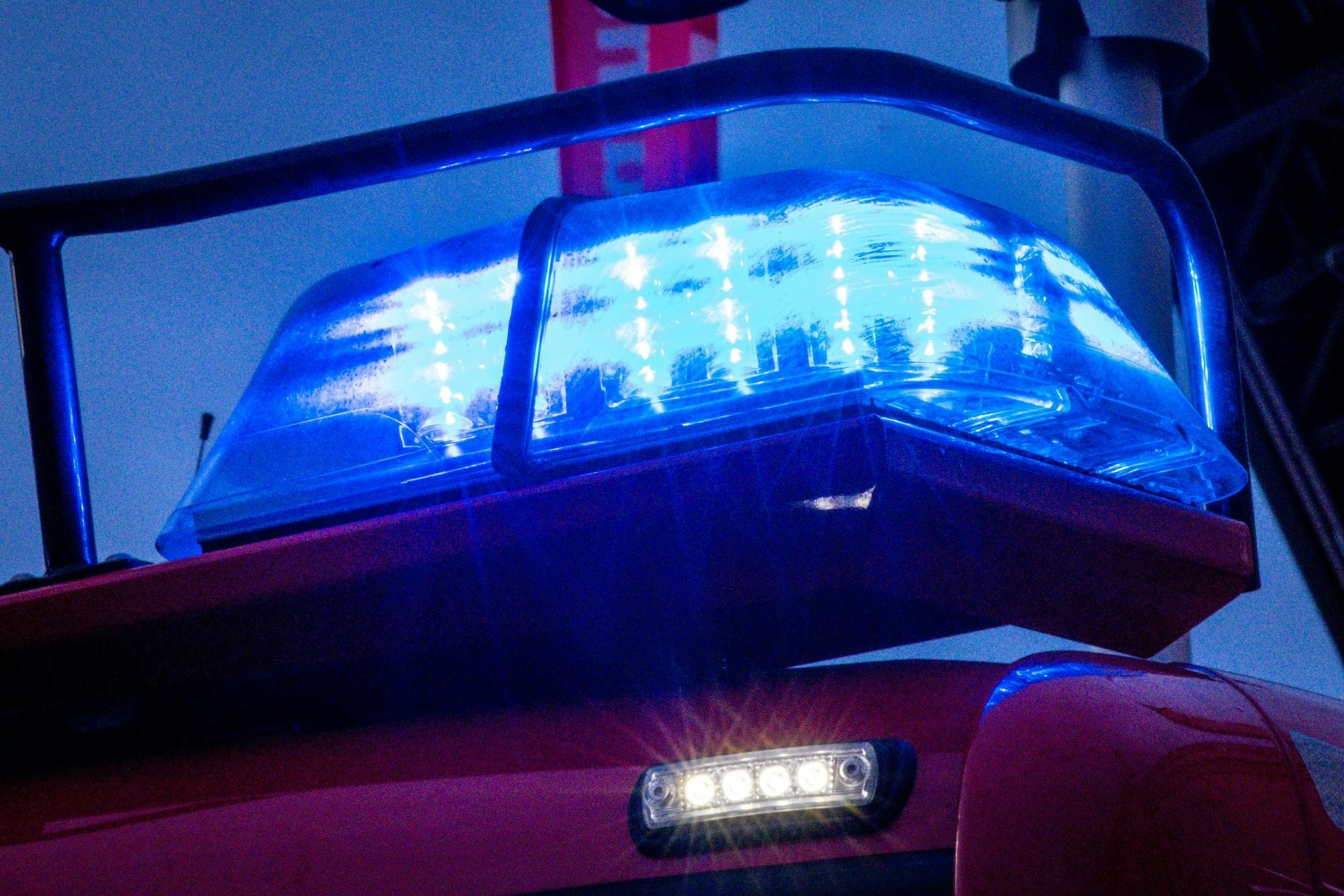 Insgesamt waren 29 Einsatzkräfte der Feuerwehr mit elf Fahrzeugen vor Ort. (Symbolbild)