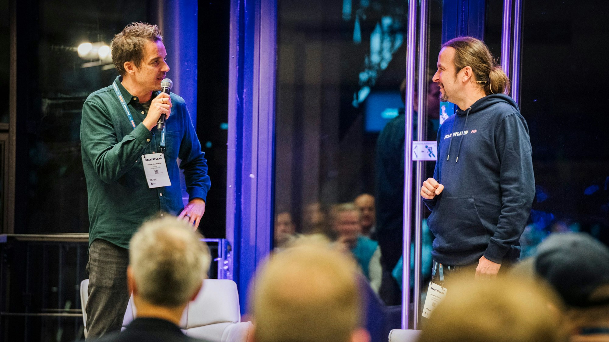 Alexander Hüsing bei einer Rede auf der Bühne beim Startupland 2024.