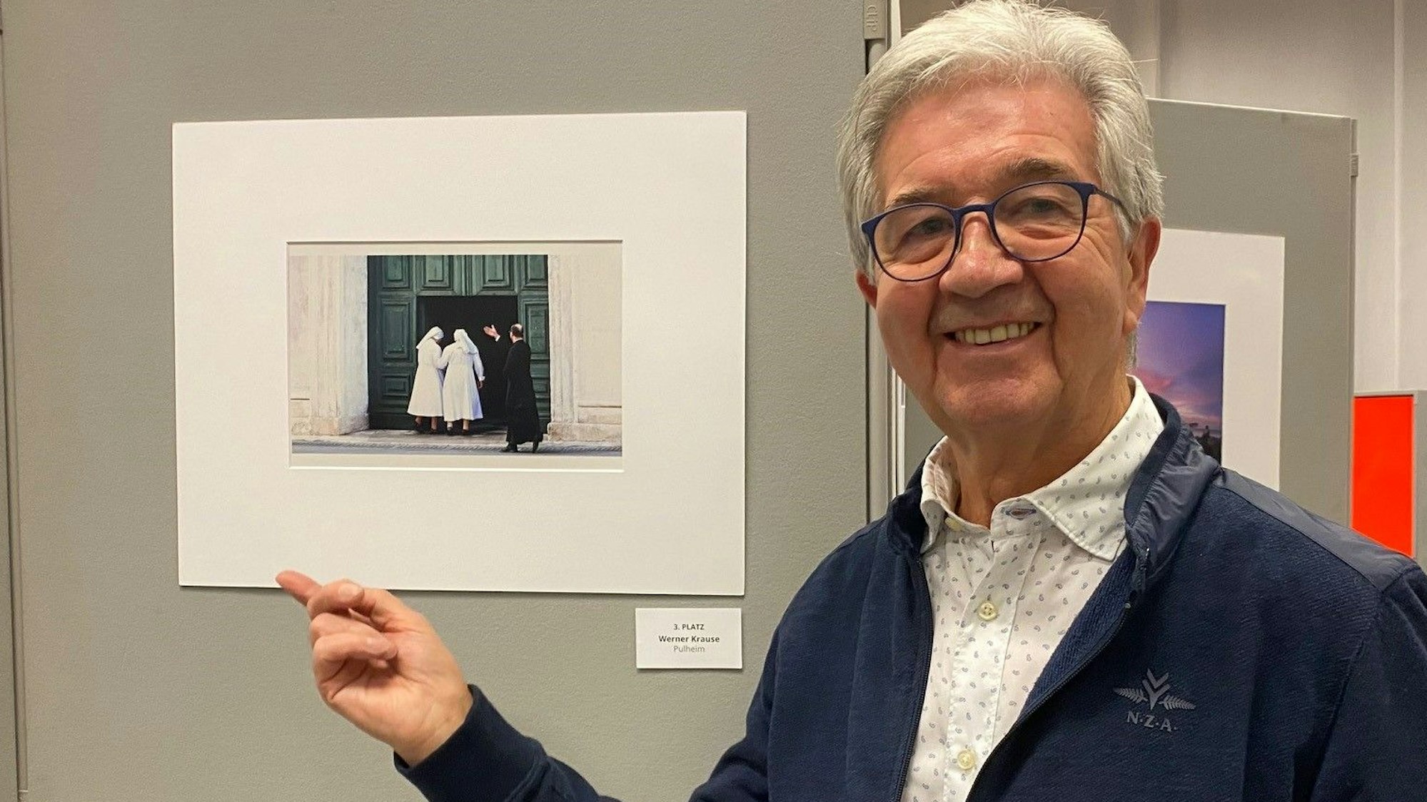 Zu sehen ist Werner Krause vor seinem Bild.