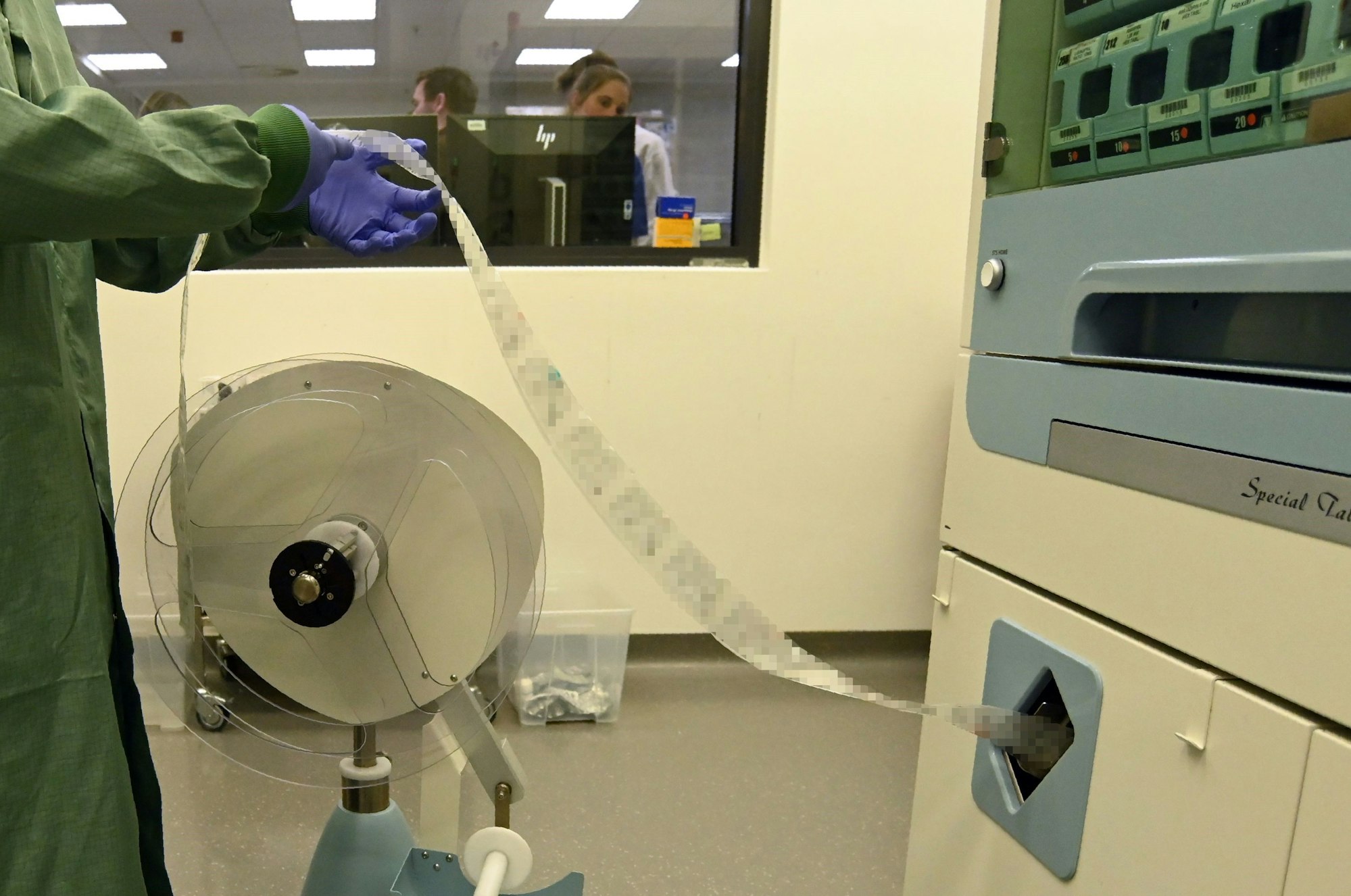 03.11.2025 Köln. Wie kommt das Medikament zum Patienten? Die Uniklinik Köln hat ein neues Unit-Dose-System entwickelt. Foto: Alexander Schwaiger