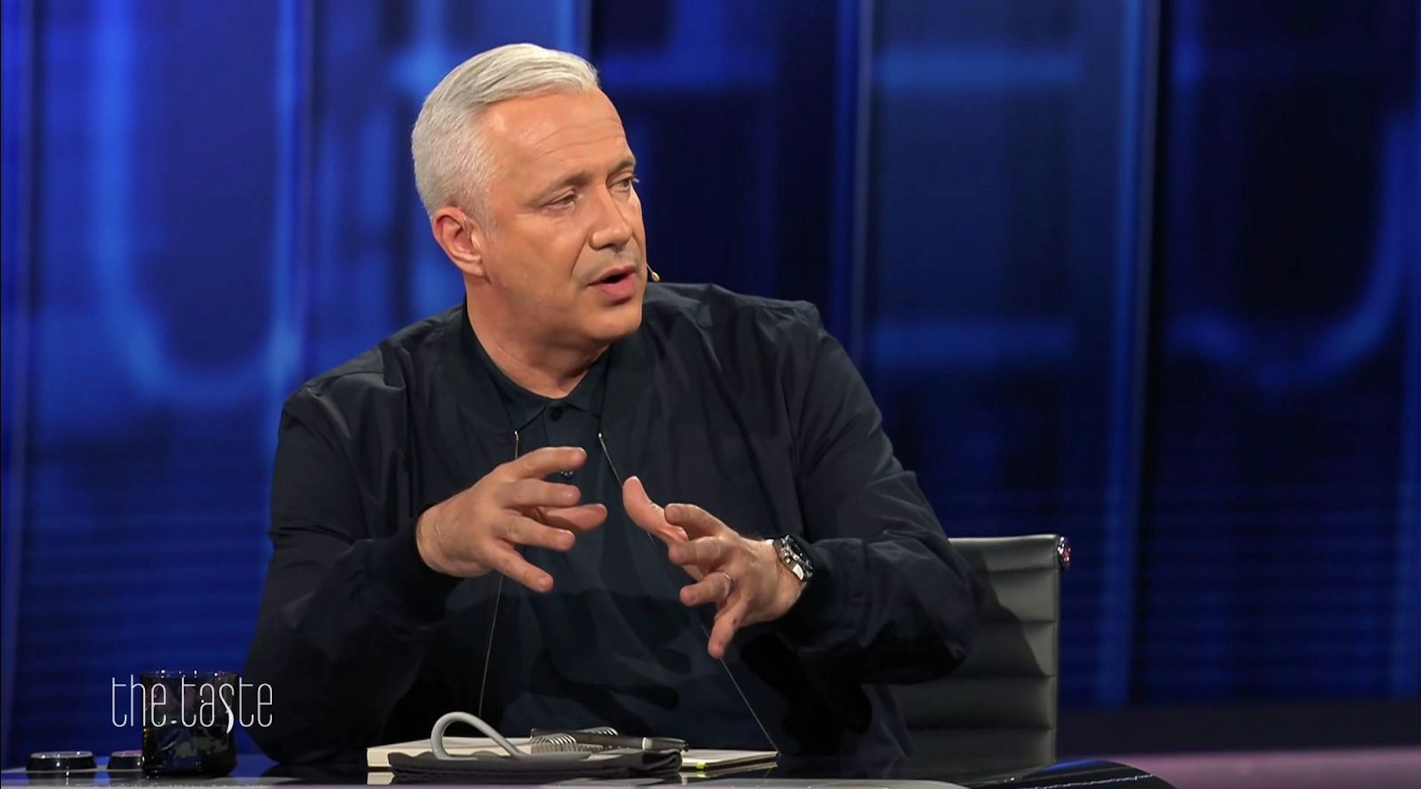 Alexander Herrmann haderte schon mit den Nordseekrabben. „Was stimmt mit euch nicht?“, fragt er lautstark. Ihm leuchtet auch nicht so recht ein, warum später eine Aufgabe rund um Nüsse absolviert werden soll. (Bild: Joyn/Screenshot)