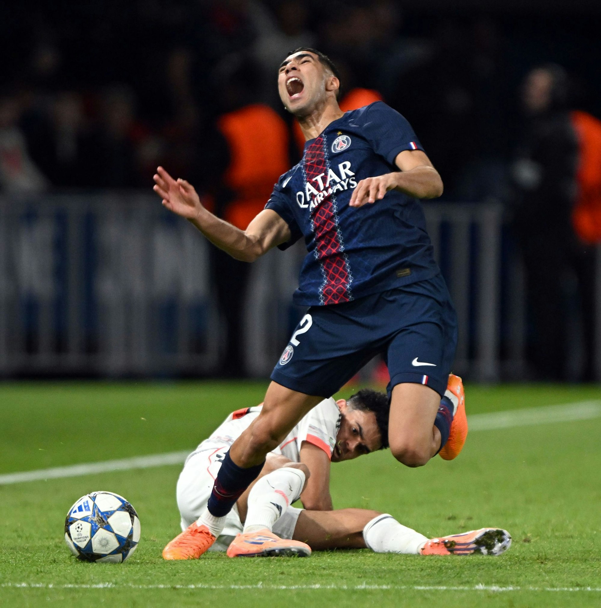 Der Moment, der das Spiel veränderte: Luis Díaz (unten) foult Achraf Hakimi und sieht danach die Rote Karte.