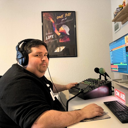 Christian Tiegs am Sendepult in seinem Wohnzimmer.
