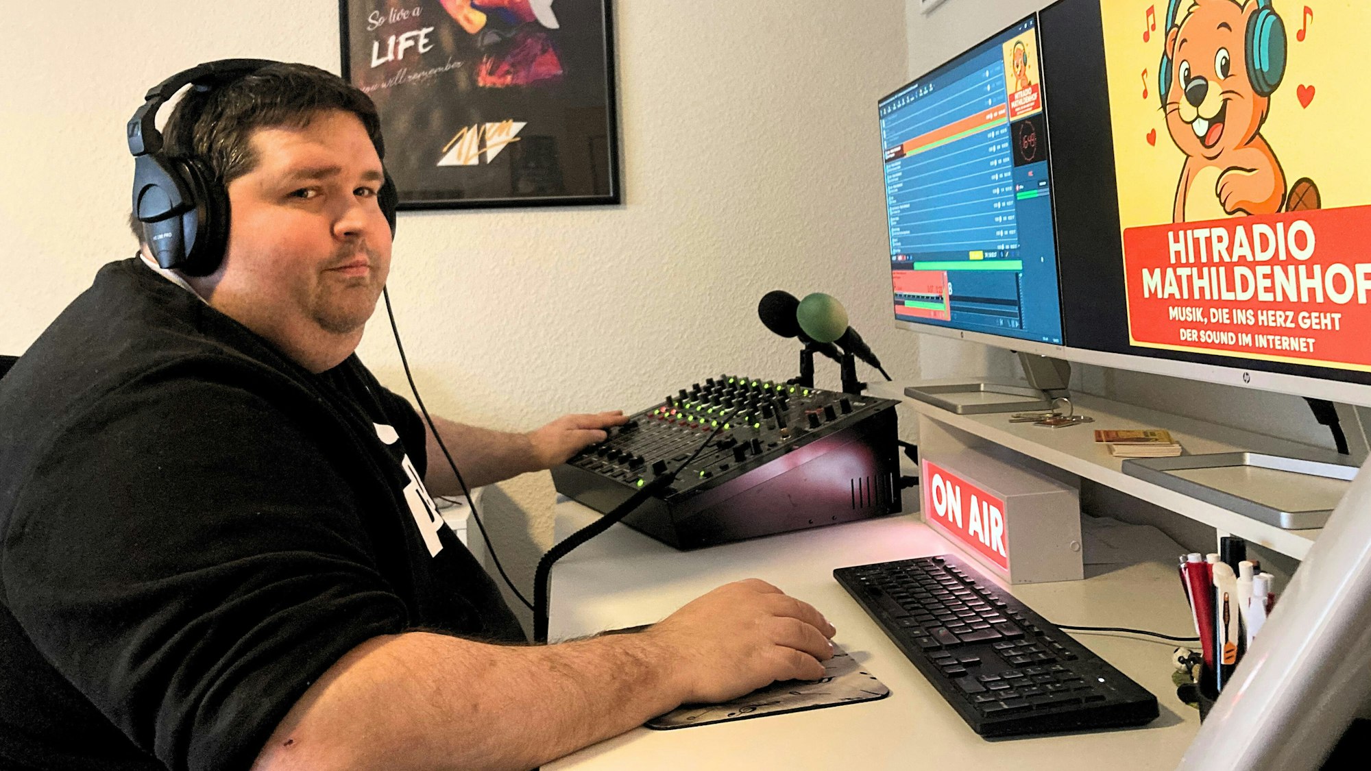 Christian Tiegs am Sendepult in seinem Wohnzimmer.