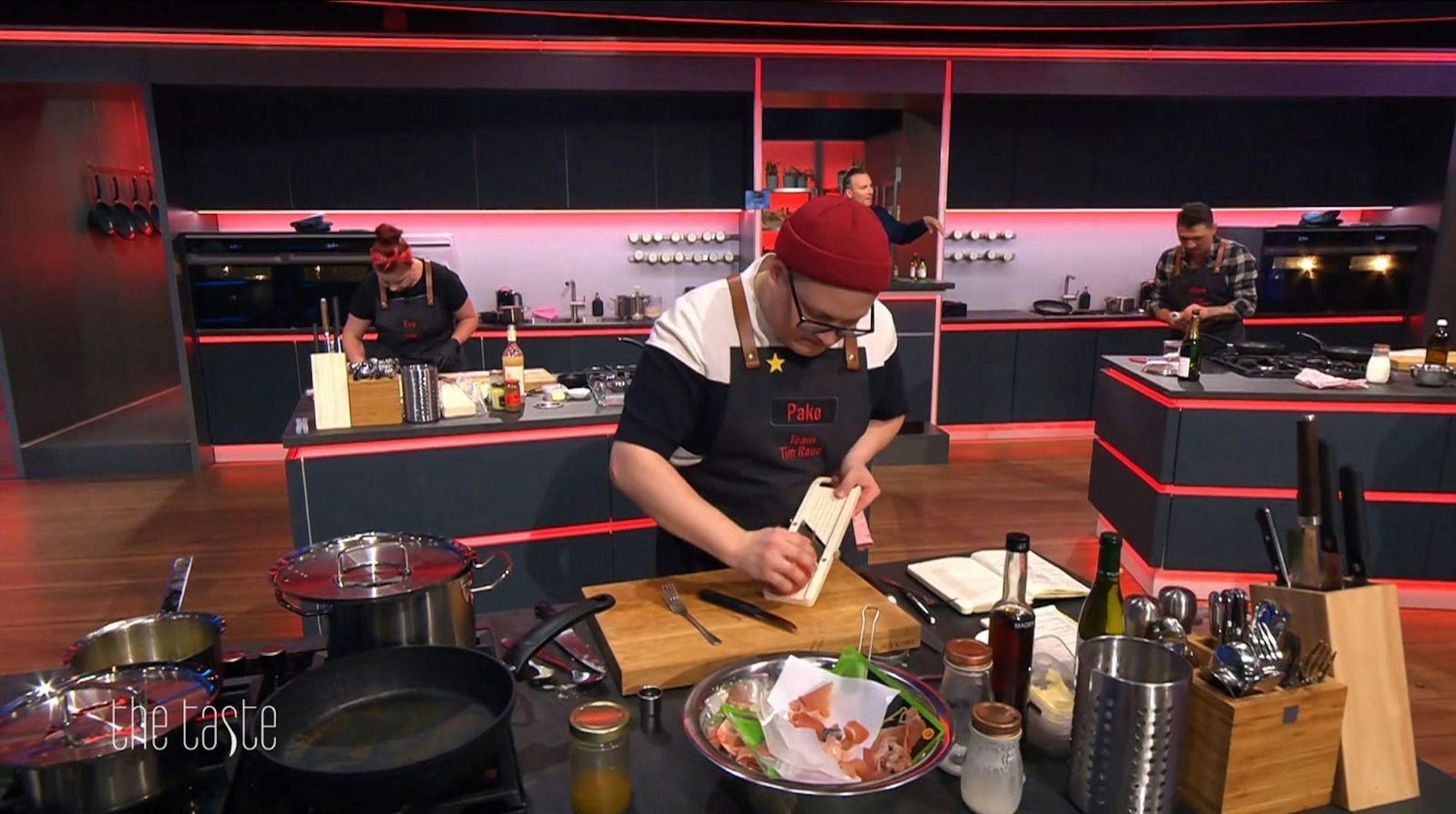 Um ihn führt in der neuen „The Taste“-Staffel kein Weg herum: Paco ist jetzt schon ein Star am Herd. Er erhält drei neue Stern-Auszeichnungen dazu. (Bild: Joyn/Screenshot)