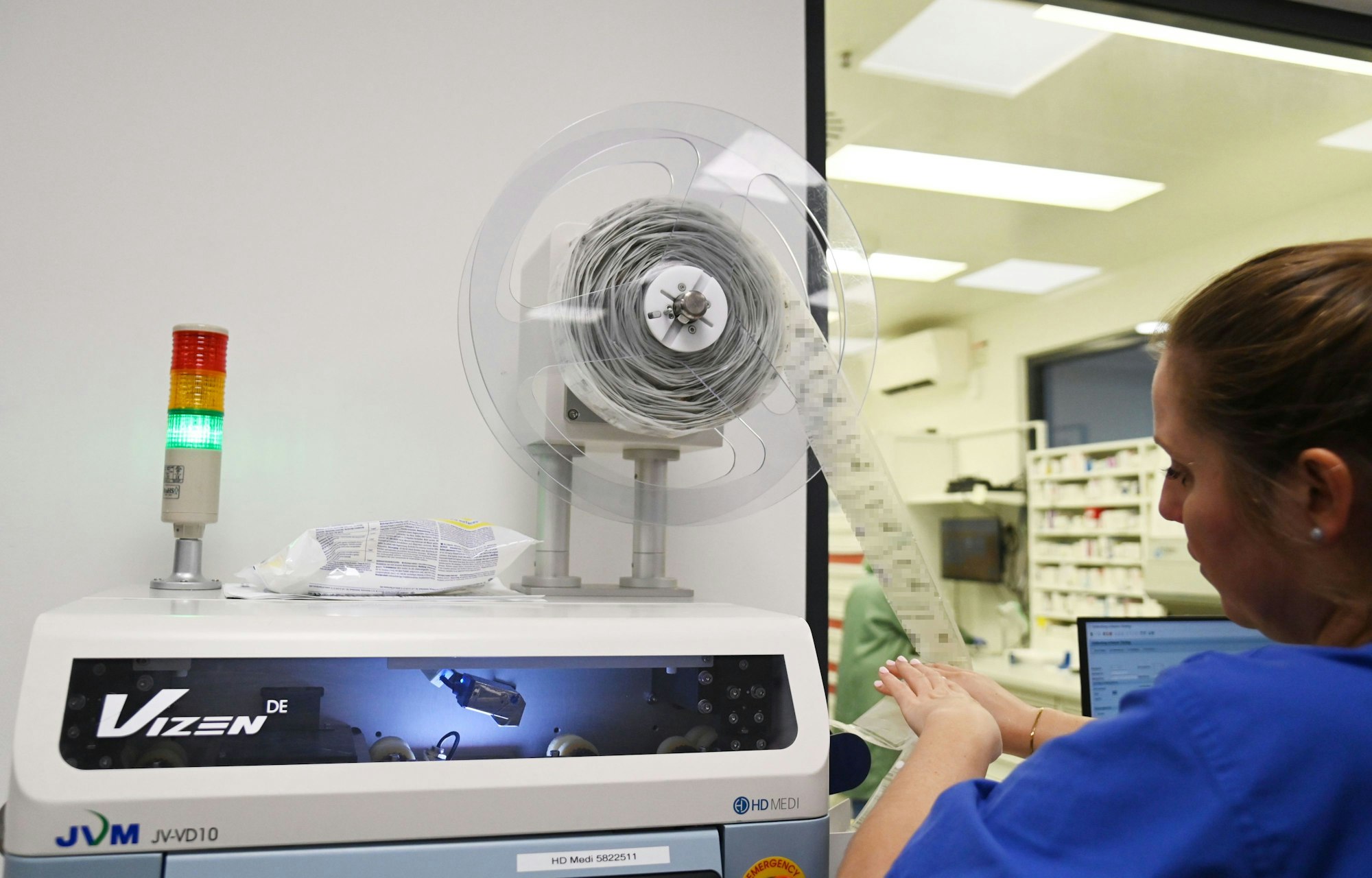 03.11.2025 Köln. Wie kommt das Medikament zum Patienten? Die Uniklinik Köln hat ein neues Unit-Dose-System entwickelt. Foto: Alexander Schwaiger