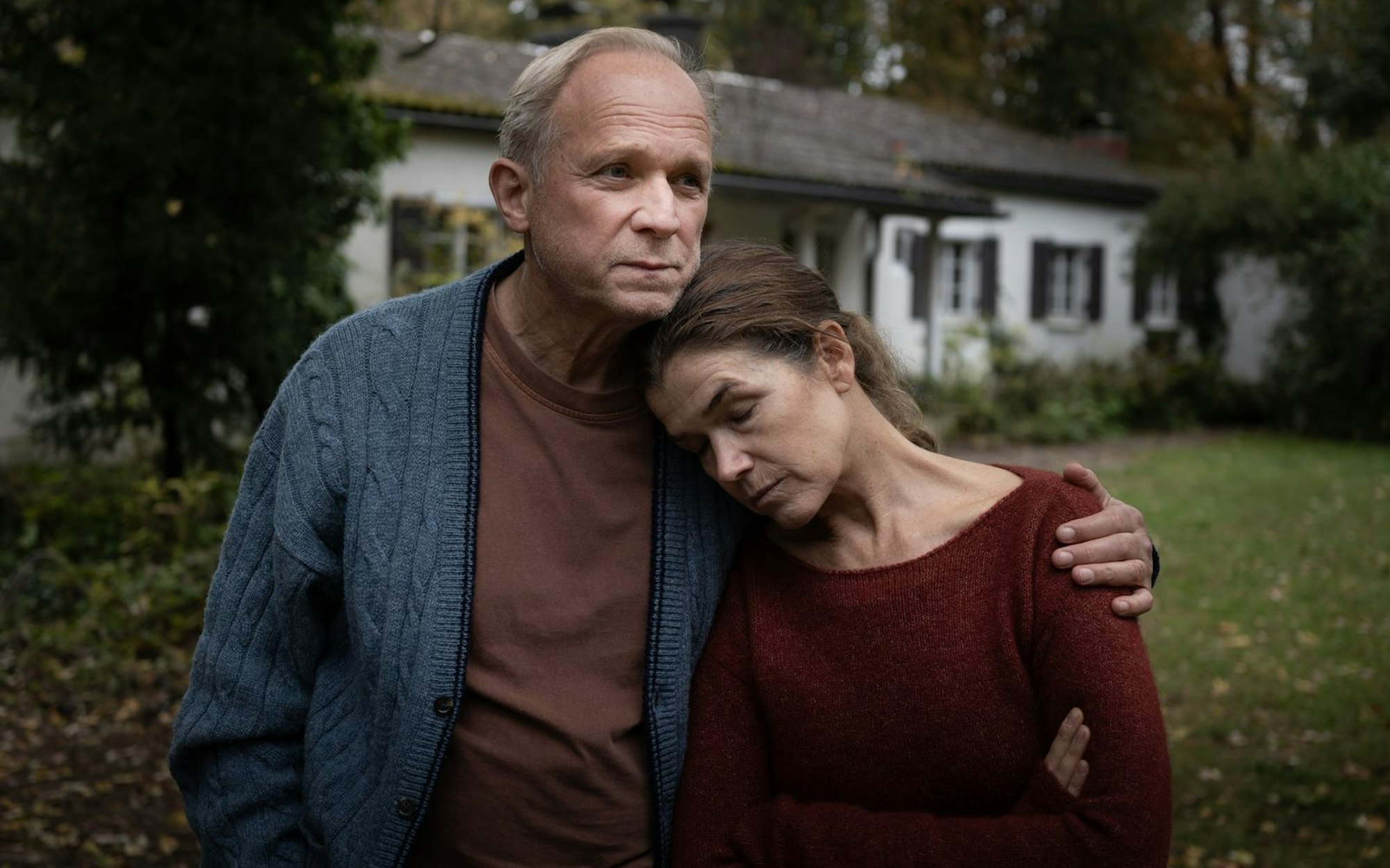 Können Hans (Ulrich Tukur) und Rita (Anke Engelke) noch einmal zueinander finden? (Bild: Majestic/Daniel Gottschalk)