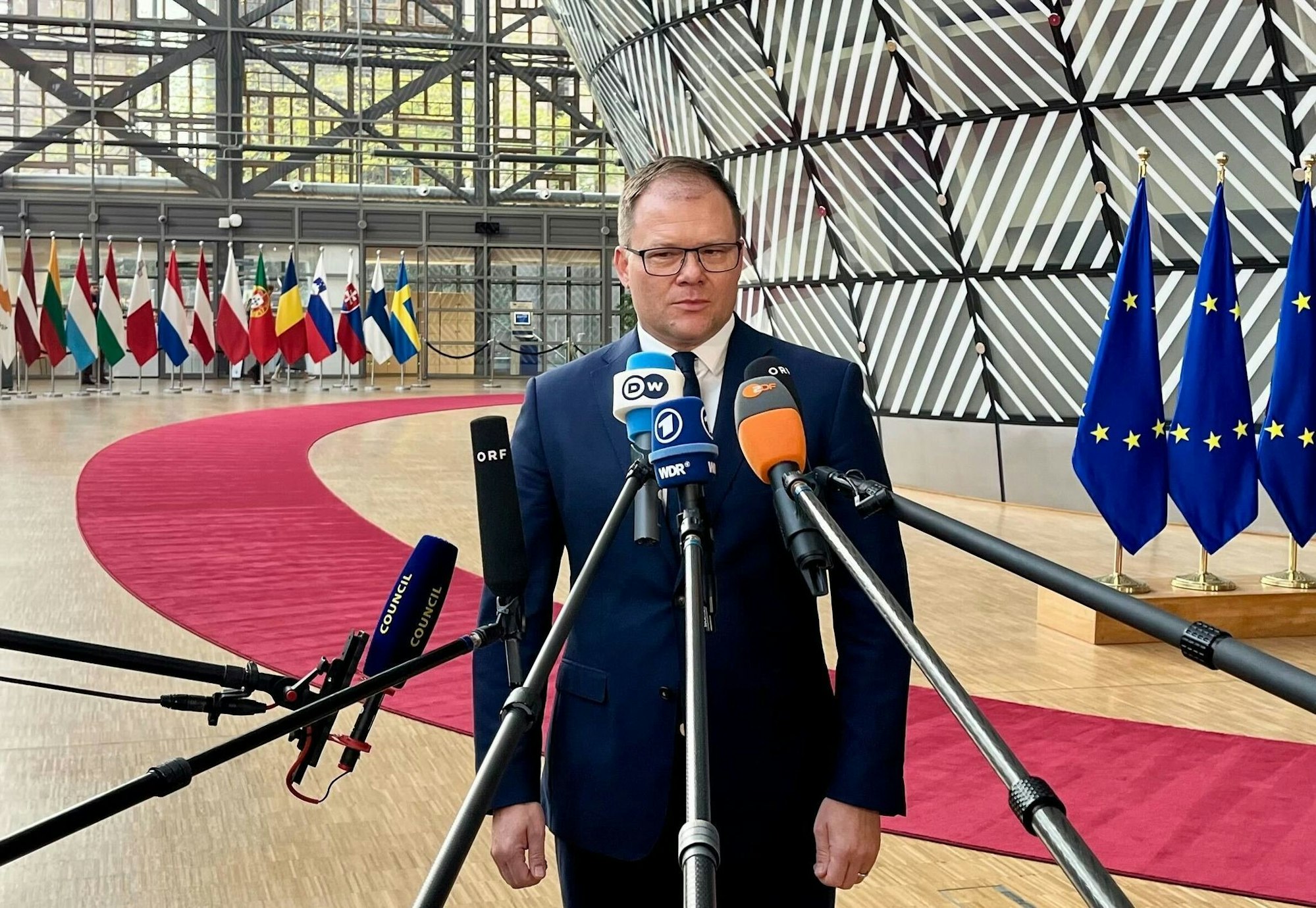 Bundesumweltminister Carsten Schneider (SPD) wirbt für das Ziel, die Emissionen in den nächsten 15 Jahren um 90 Prozent im Vergleich zu 1990 zu senken.