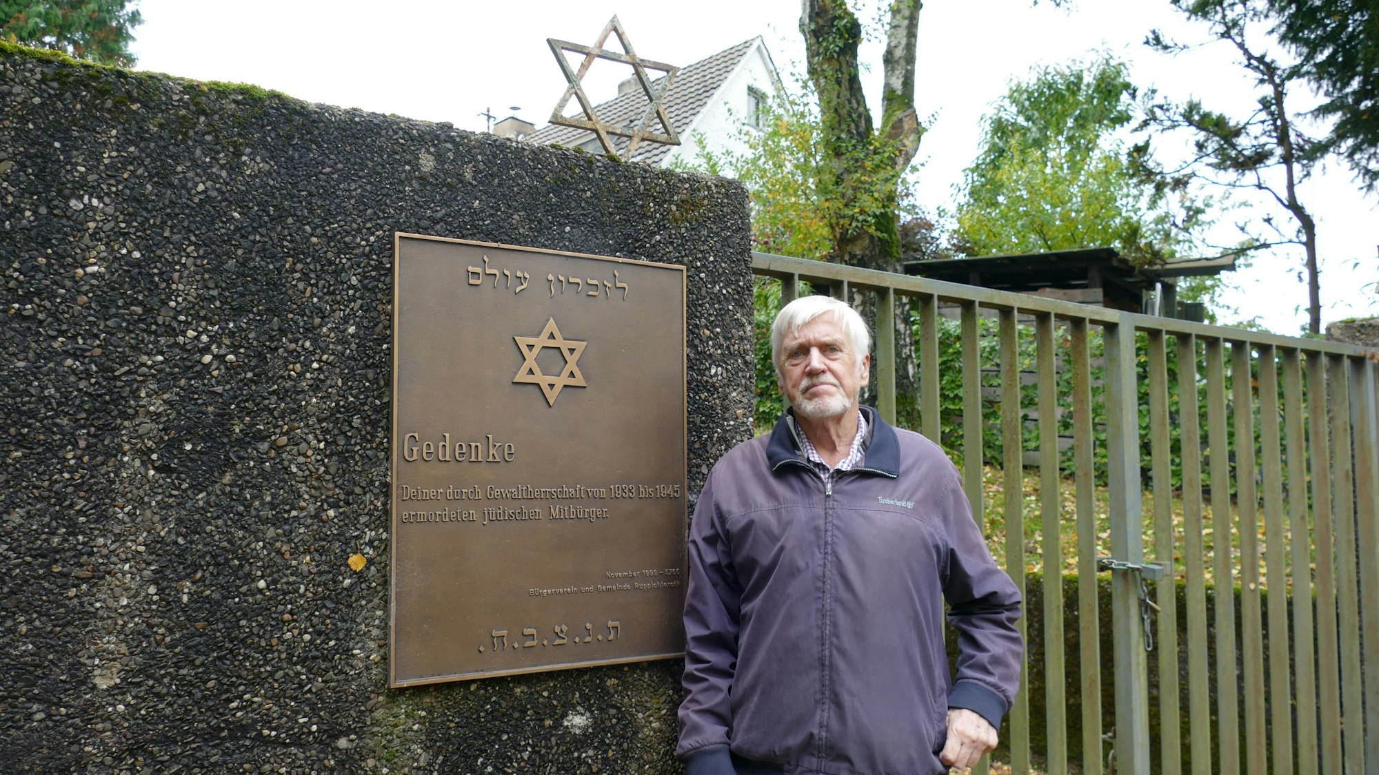 Wolfgang Eilmes vor dem Eingang des jüdischen Friedhofs an der Herchener Straße.