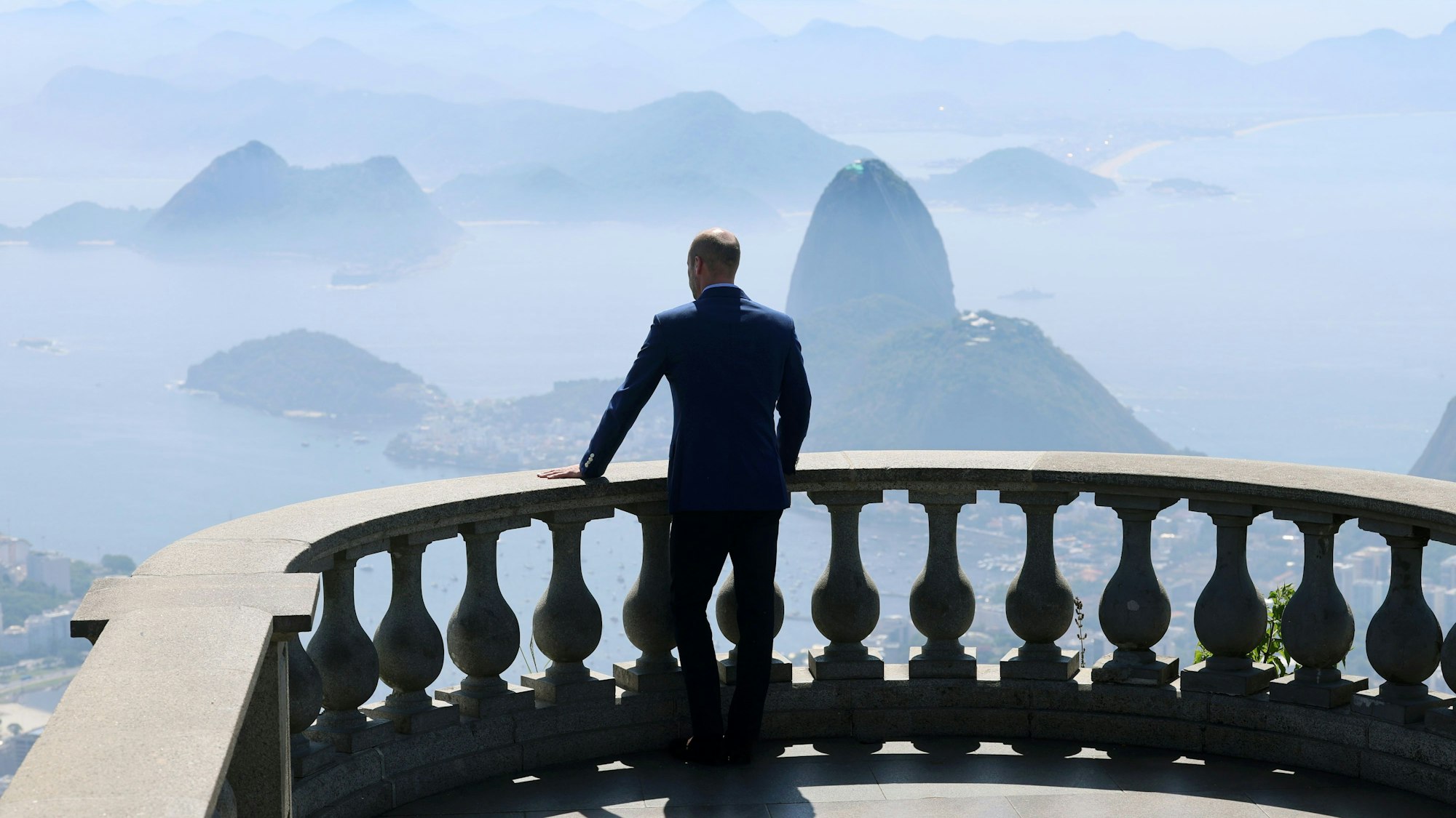 Prinz William befindet sich derzeit in Brasilien.Chris Jackson/PA Wire/dpaWilliam, Prinz von Wales, steht bei einem Besuch der Christ-Erlöser-Statue in Rio de Janeiro, wo er am dritten Tag seiner Brasilienreise anlässlich der jährlichen Verleihung des Earthshot Preises mit den fünfzehn Finalisten für den Earthshot Prize 2025 zusammentraf.