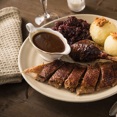 Ein Teller mit Gänseessen.