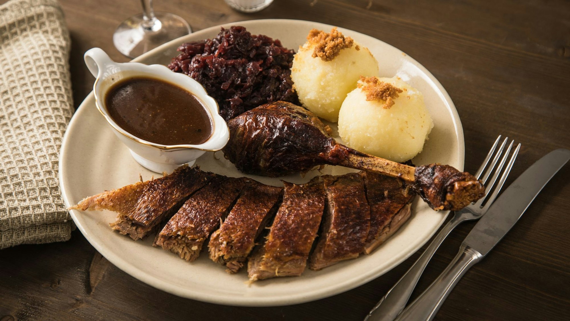 Ein Teller mit Gänseessen.