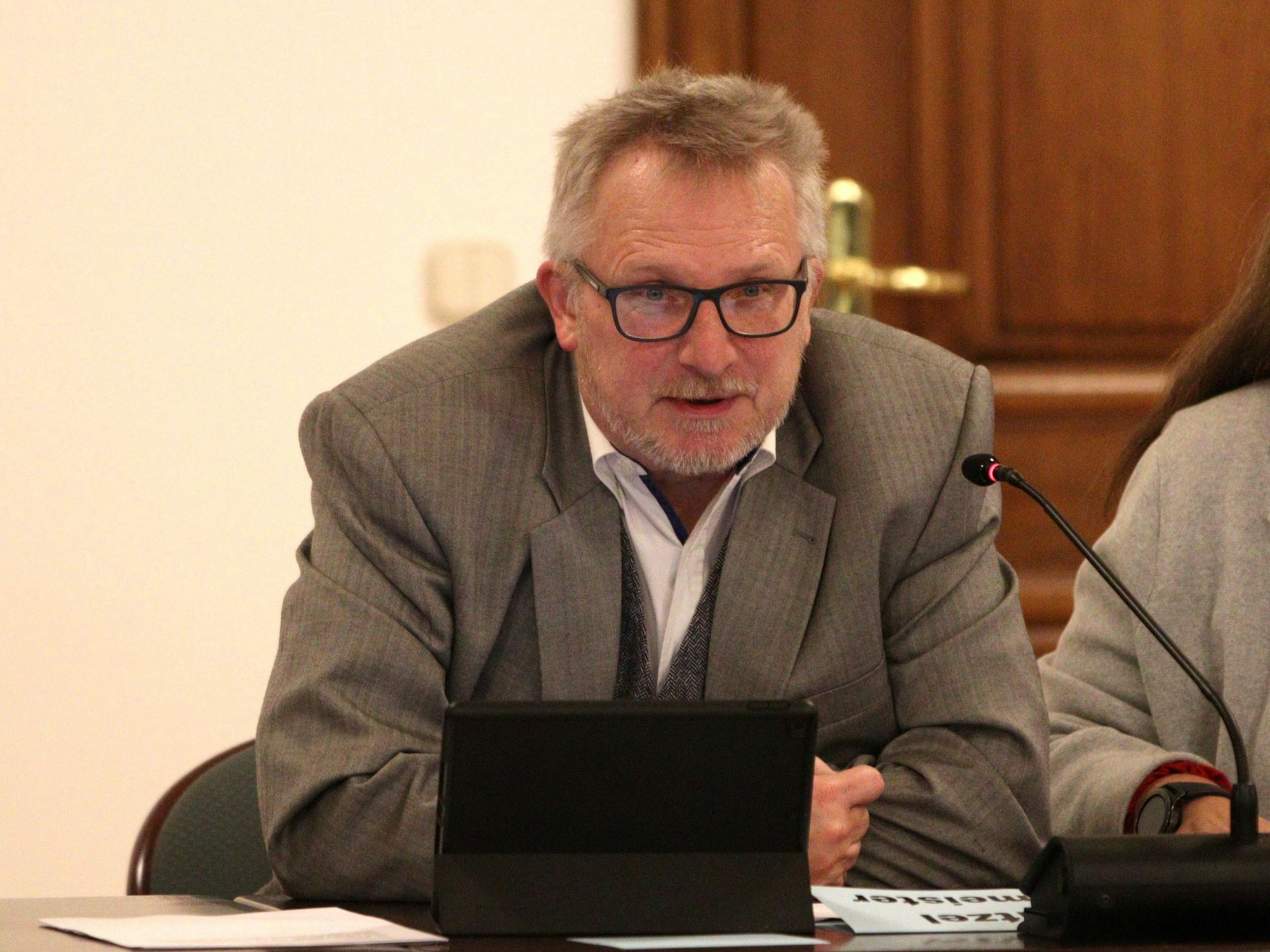 Michael Lamsfuß spricht in ein Mikrofon.