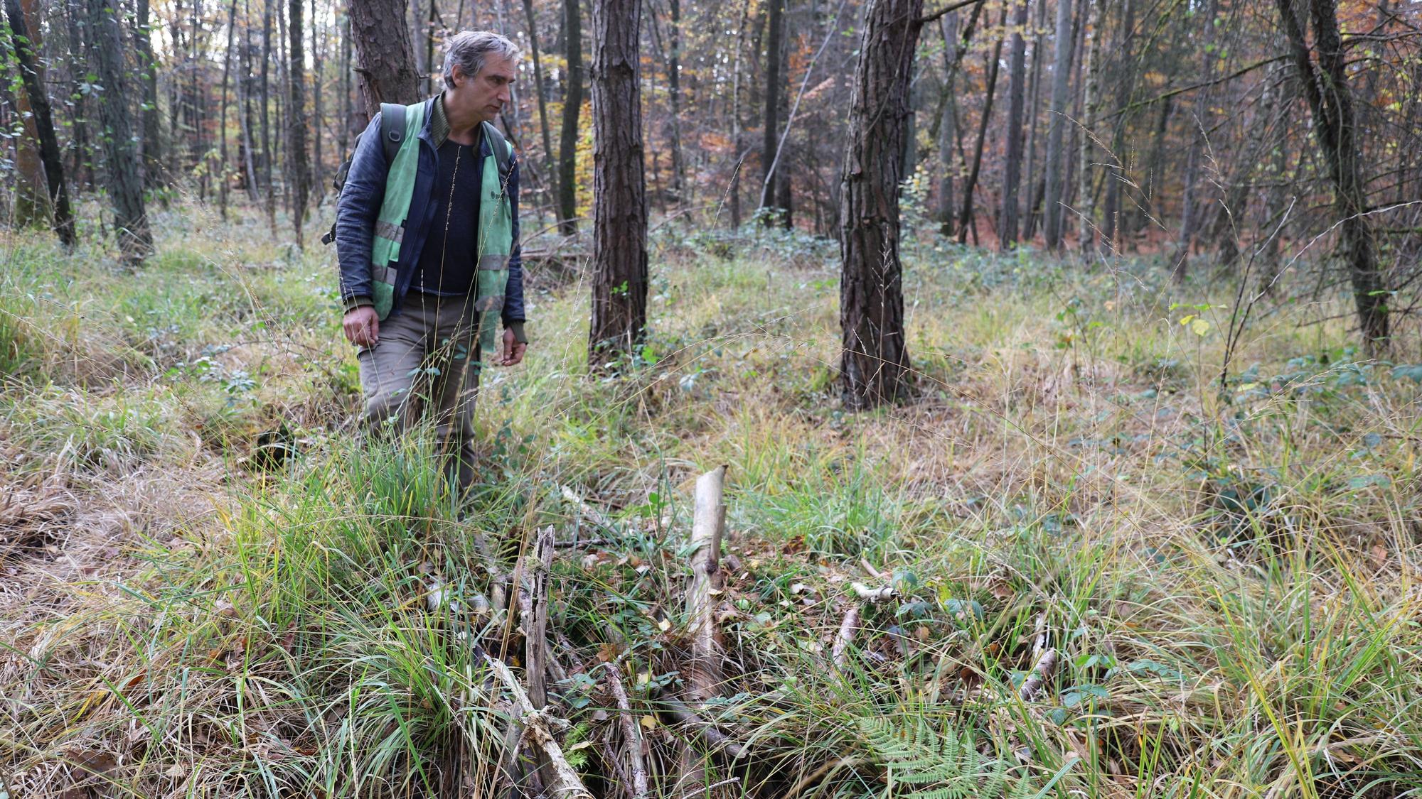 Holger Sticht zeigt eine der Holzsperren in einem Entwässerungsgraben, die in der Vergangenheit schon gebaut wurde.