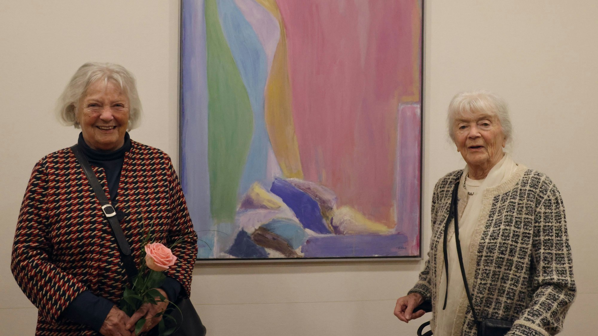 Zwei Frauen stehen vor einem Bild.