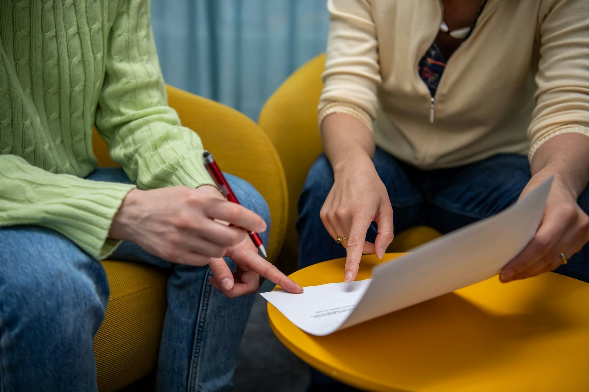 Unbedingt zu empfehlen: Ein schriftlicher Arbeitsvertrag bringt Klarheit für alle Beteiligten.