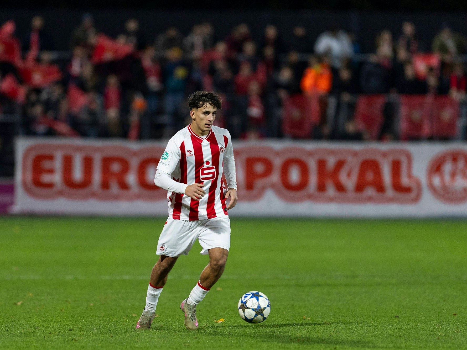 Jason Ponente-Ramirez am Ball.